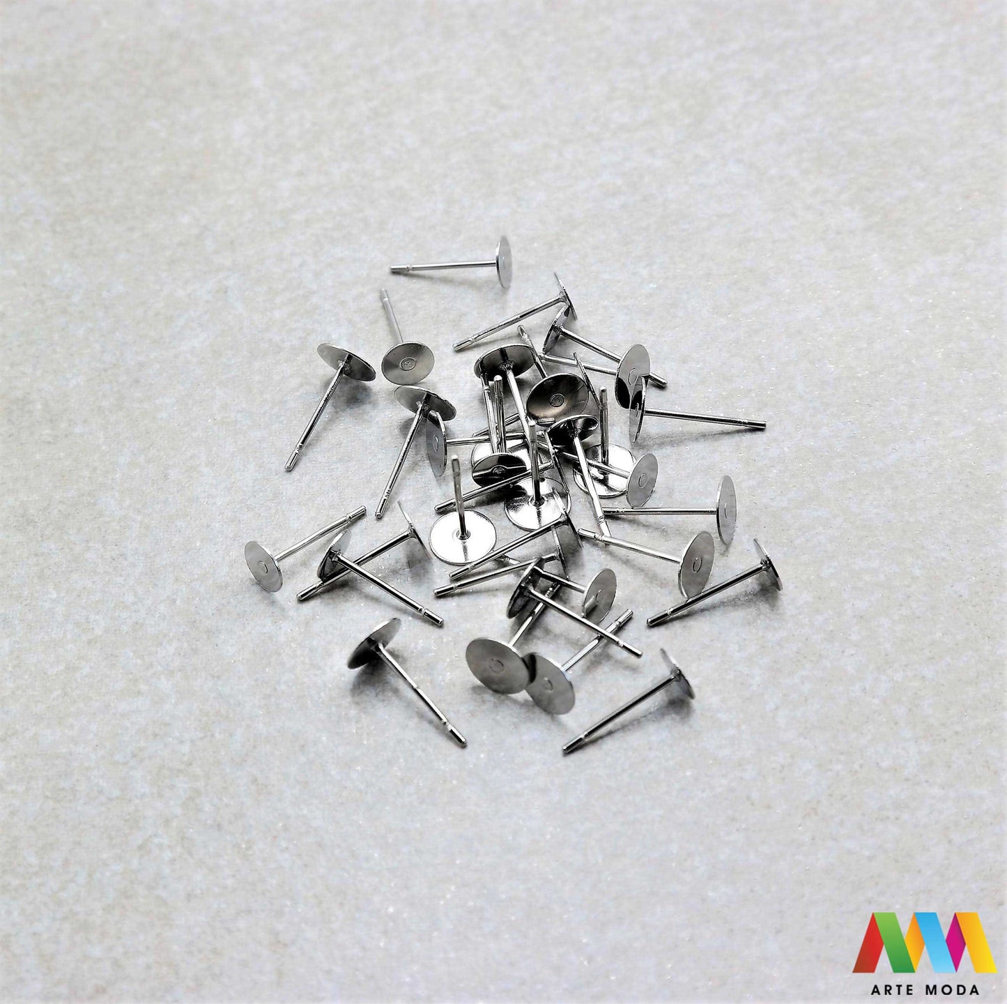 iglice za naušnice udice nehrđajući čelik kirurški materijal izrada nakita hipoalergenski naušnica materijal uradi sam alke pikavci pikavac iglica repromaterijal čelični baza igle pločica bazu za izradu naušnica Naše iglice od nehrđajućeg čelika kirurški čelik savršene su za vas Hipoalergene su sigurne za osjetljivu kožu ne hrđaju i ne mijenjaju boju Lako se kombiniraju s perlama privjescima poludragi kamenom cirkonima ili biserima izradite trajne unikatne i elegantne naušnice arte moda repromaterijal