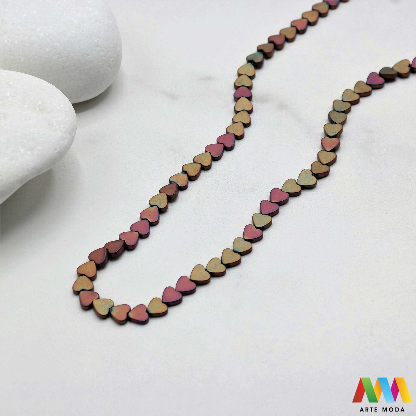 hematit krvavi kamen poludragi mineral metalni sjaj kvarc zrcalo kristal prirodni metalik meditacija zaštita repromaterijal Hematit (ili krvavi kamen) je prirodni mineral smeđe sive ili crne boje karakteriziran prisustvom hladnog metalnog sjaja Vjeruje se da pomaže u jačanju volje samopouzdanja i povezanosti s majkom zemljom Nakit izrađen od njega fascinira svojim tajanstvenim zrcalnim sjajem