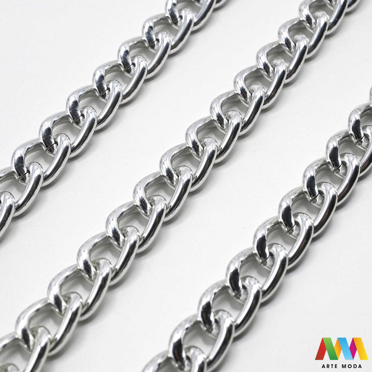 aluminijski lanac torbe ruksak nakit lagani izrada aluminij DIY materijal remen ogrlice narukvice karike ručke pribor komponente ukrasni repromaterijal Želite lagan i trendi materijal Aluminijski lanci savršeni su za vaše projekte Idealni su za izradu laganih remena za torbe ili statement nakita ogrlice narukvice Lakši su od klasičnih metala ne opterećuju i dolaze u raznim bojama i debljinama Lako ih je rezati i oblikovati laganu eleganciju za svoj uradi sam nakit i modne dodatke arte moda repromaterijal