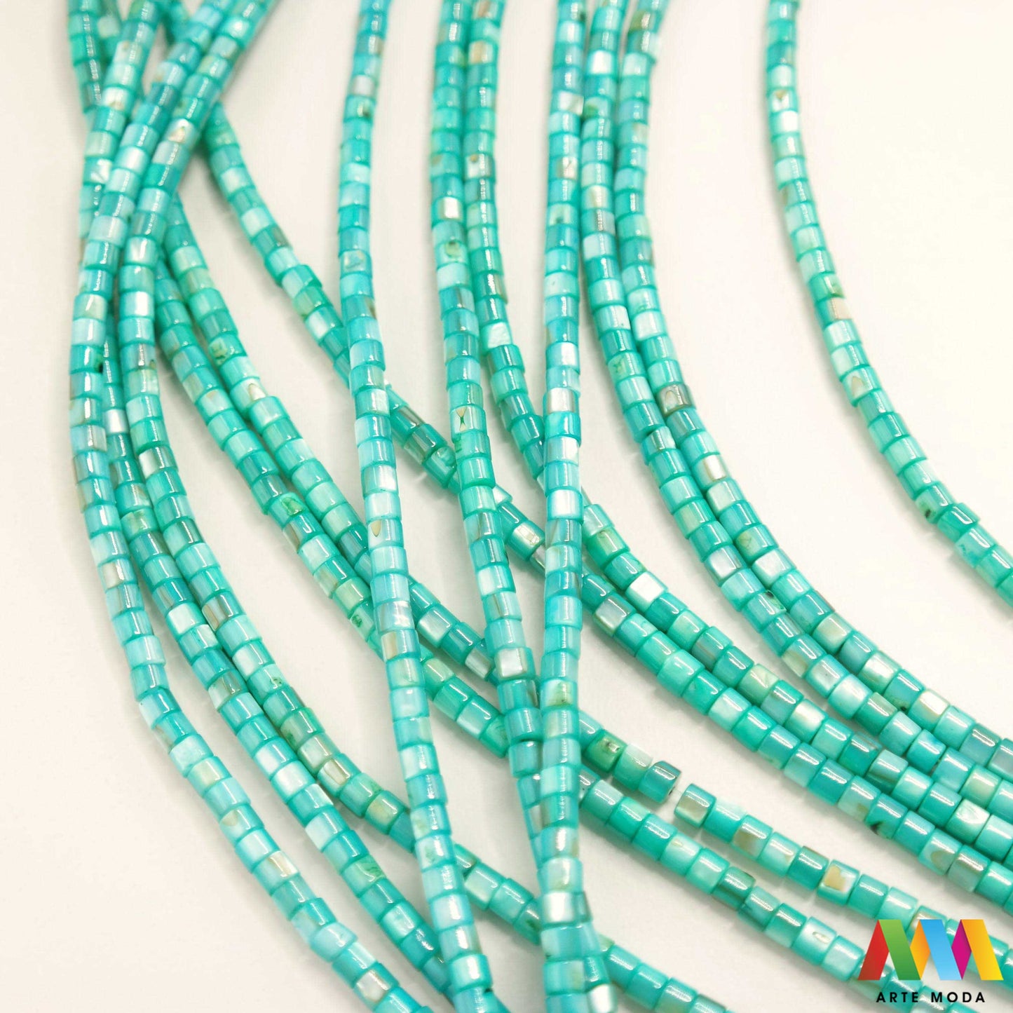 sedef školjka mekušac biser puž glavonožac kalcijev karbonat hitin poludrago kamenje repromaterijal poludragi kamen mineral Sedef je lako prepoznatljiva glatka tvar duginih boja koja tvori unutarnji sloj školjke određenih vrsta mekušaca i prekriva vanjski sloj bisera Sastoji se od kalcijevog karbonata kojeg izlučuju neki morski i slatkovodni mekušci te ga ova struktura čini otpornim na oštećenja dajući joj prepoznatljivi i jedinstveni sedefasti sjaj arte moda repromaterijal