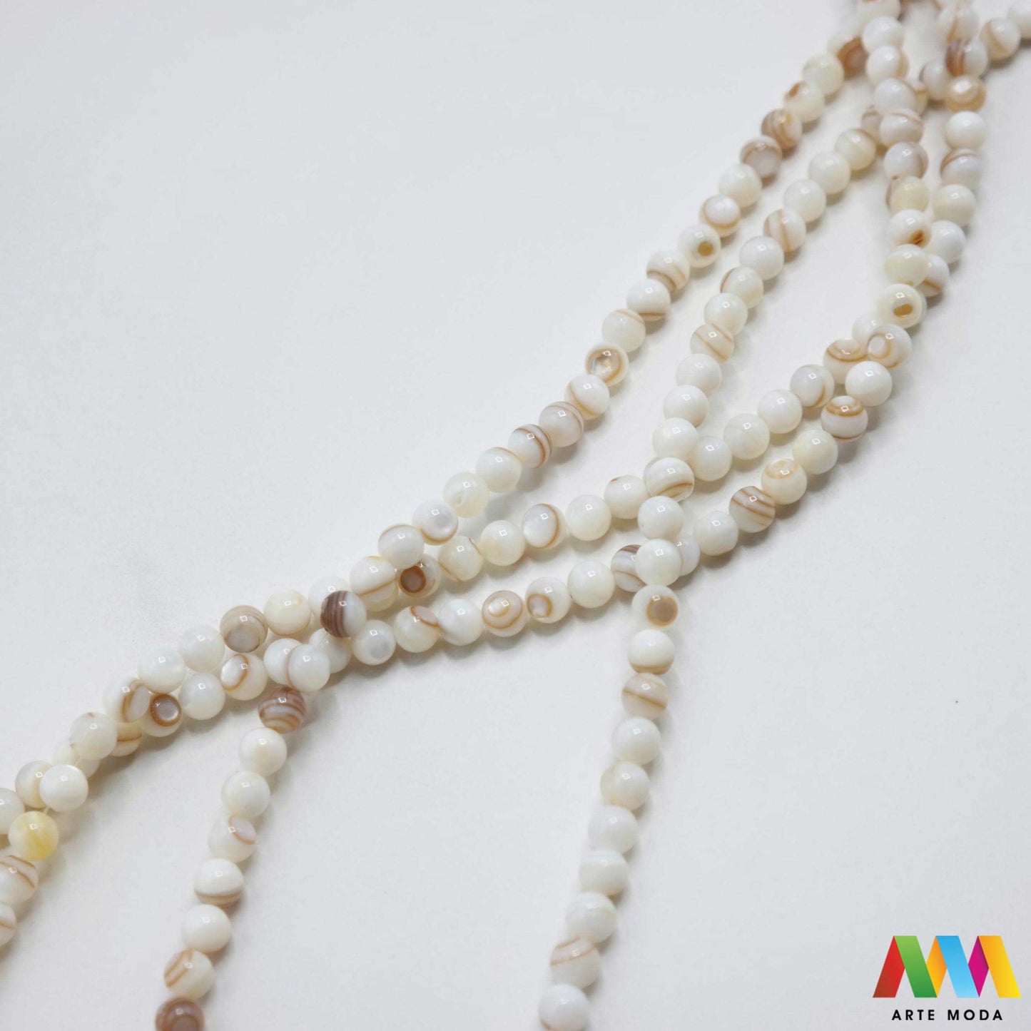 sedef školjka mekušac biser puž glavonožac kalcijev karbonat hitin poludrago kamenje repromaterijal poludragi kamen mineral Sedef je lako prepoznatljiva glatka tvar duginih boja koja tvori unutarnji sloj školjke određenih vrsta mekušaca i prekriva vanjski sloj bisera Sastoji se od kalcijevog karbonata kojeg izlučuju neki morski i slatkovodni mekušci te ga ova struktura čini otpornim na oštećenja dajući joj prepoznatljivi i jedinstveni sedefasti sjaj arte moda repromaterijal