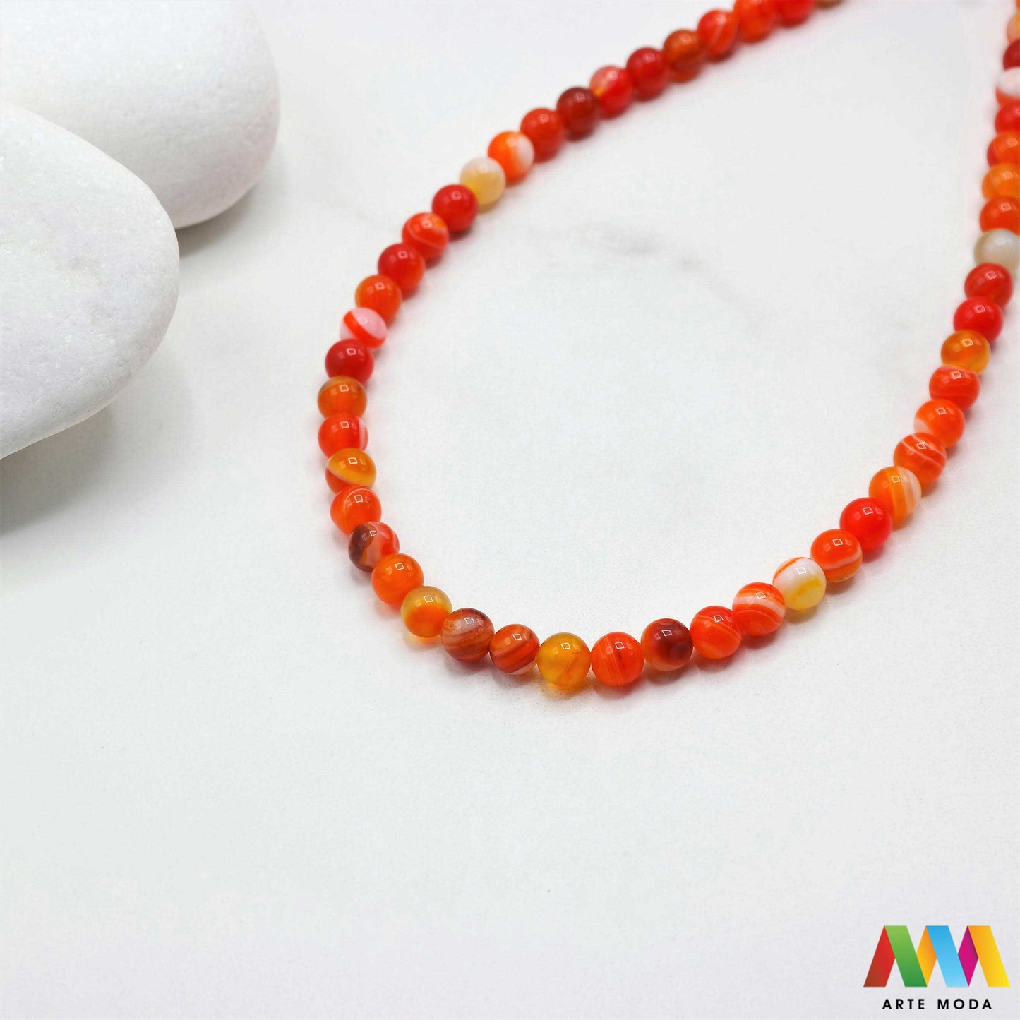 poludragi kamen ahat kristal kalcedon polu dragi poludrago kamenje dragulj mineral kvarc Ahat je jedan od najrasprostranjenijih kristala na planeti Ahat spada u grupu kalcedona izrazito je dekorativan te se od njega izrađuje lijepi nakit i ukrasni predmeti U Hrvatskoj je poznati Lepoglavski Ahat s brda Gaveznica