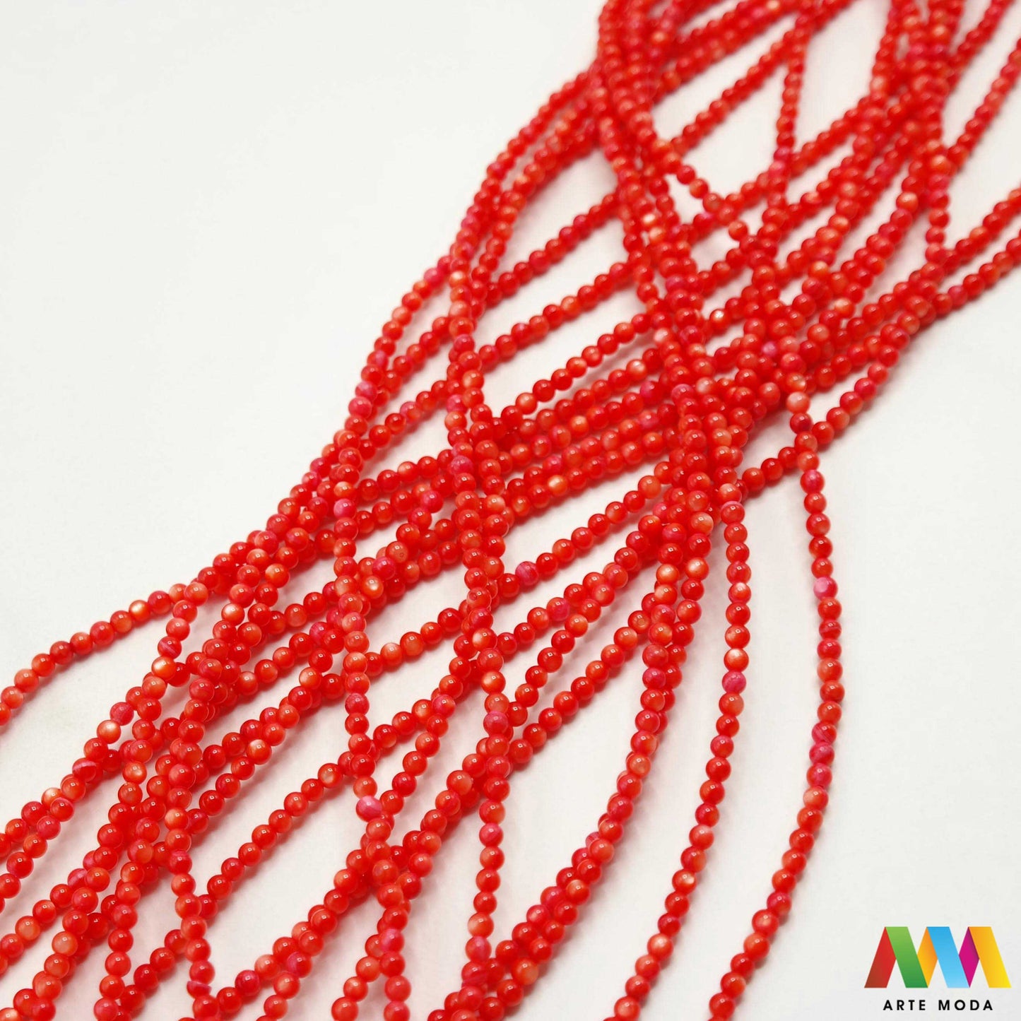 sedef školjka mekušac biser puž glavonožac kalcijev karbonat hitin poludrago kamenje repromaterijal poludragi kamen mineral Sedef je lako prepoznatljiva glatka tvar duginih boja koja tvori unutarnji sloj školjke određenih vrsta mekušaca i prekriva vanjski sloj bisera Sastoji se od kalcijevog karbonata kojeg izlučuju neki morski i slatkovodni mekušci te ga ova struktura čini otpornim na oštećenja dajući joj prepoznatljivi i jedinstveni sedefasti sjaj arte moda repromaterijal