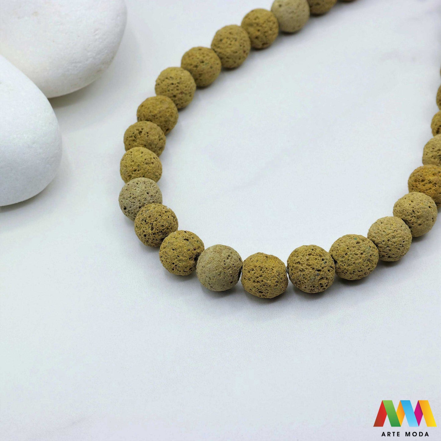 lava kamen vulkanska perle poludragi prirodni mat eterična ulja aromaterapija nakit izrada DIY repromaterijal mineral kristal narukvica ogrlica Tražite jedinstveni materijal za nakit Vulkanska lava je poludragi kamen s moćnom pričom Njegova porozna mat tekstura savršena je za izradu aromaterapijskog nakita jer sjajno upija i difuzira eterična ulja Lagan je simbolizira snagu i uzemljenje te je idealan za unisex i muške narukvice i ogrlice arte moda repromaterijal