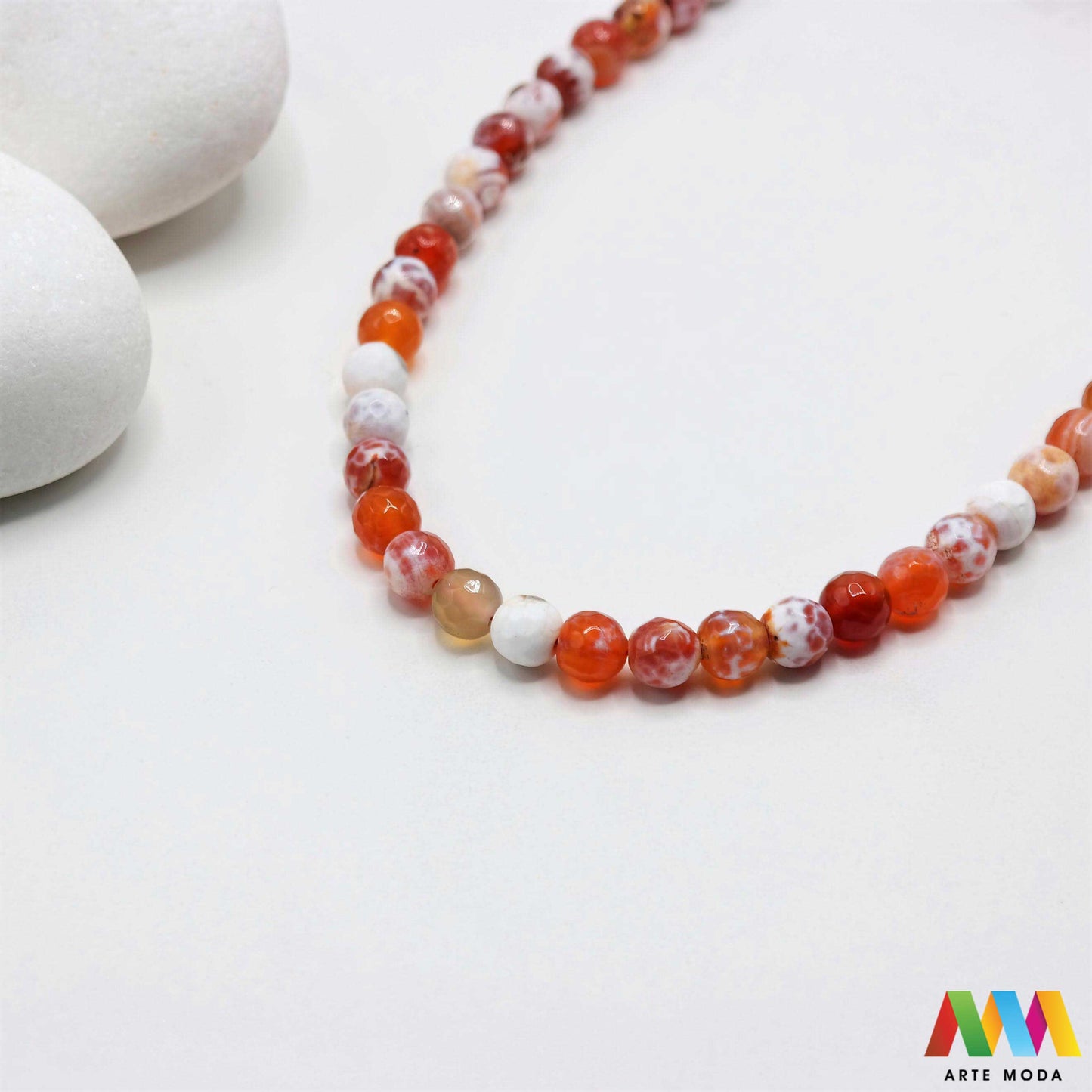 poludragi kamen ahat kristal kalcedon polu dragi poludrago kamenje dragulj mineral kvarc Ahat je jedan od najrasprostranjenijih kristala na planeti Ahat spada u grupu kalcedona izrazito je dekorativan te se od njega izrađuje lijepi nakit i ukrasni predmeti U Hrvatskoj je poznati Lepoglavski Ahat s brda Gaveznica