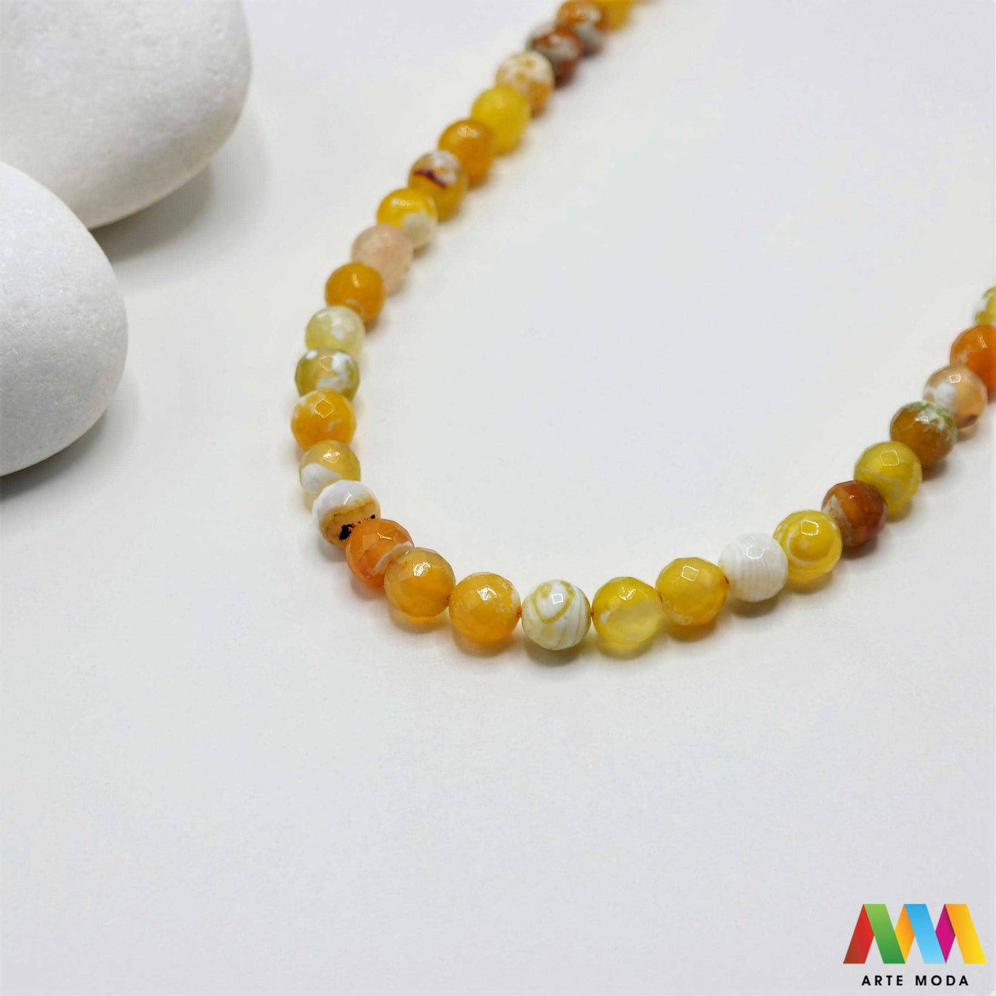 poludragi kamen ahat kristal kalcedon polu dragi poludrago kamenje dragulj mineral kvarc Ahat je jedan od najrasprostranjenijih kristala na planeti Ahat spada u grupu kalcedona izrazito je dekorativan te se od njega izrađuje lijepi nakit i ukrasni predmeti U Hrvatskoj je poznati Lepoglavski Ahat s brda Gaveznica