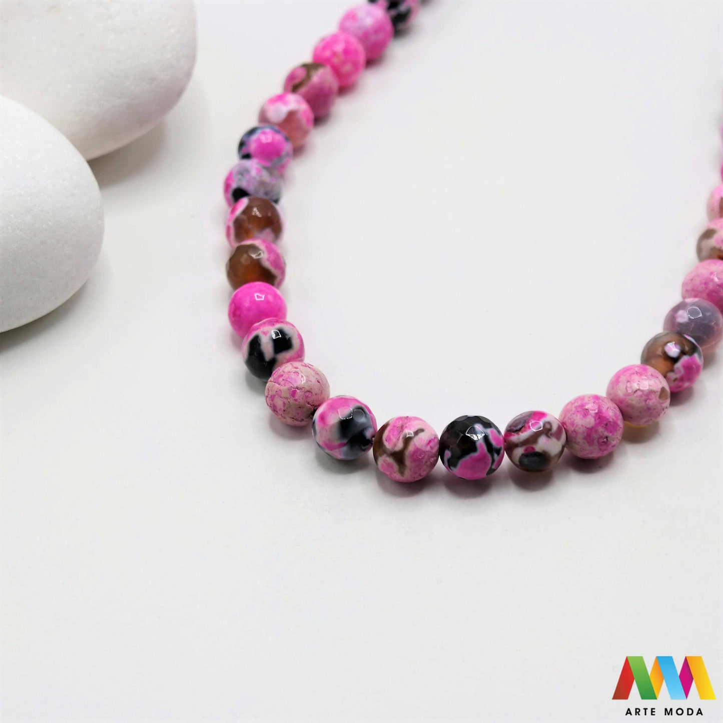 poludragi kamen ahat kristal kalcedon polu dragi poludrago kamenje dragulj mineral kvarc Ahat je jedan od najrasprostranjenijih kristala na planeti Ahat spada u grupu kalcedona izrazito je dekorativan te se od njega izrađuje lijepi nakit i ukrasni predmeti U Hrvatskoj je poznati Lepoglavski Ahat s brda Gaveznica