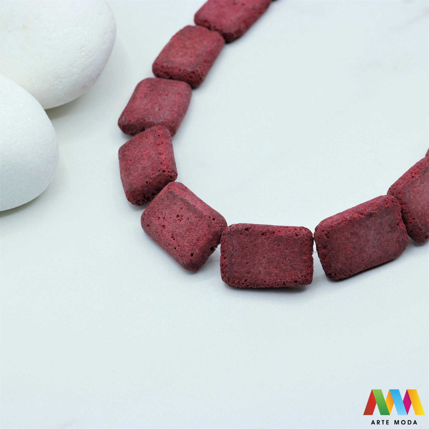 lava kamen vulkanska perle poludragi prirodni mat eterična ulja aromaterapija nakit izrada DIY repromaterijal mineral kristal narukvica ogrlica Tražite jedinstveni materijal za nakit Vulkanska lava je poludragi kamen s moćnom pričom Njegova porozna mat tekstura savršena je za izradu aromaterapijskog nakita jer sjajno upija i difuzira eterična ulja Lagan je simbolizira snagu i uzemljenje te je idealan za unisex i muške narukvice i ogrlice arte moda repromaterijal