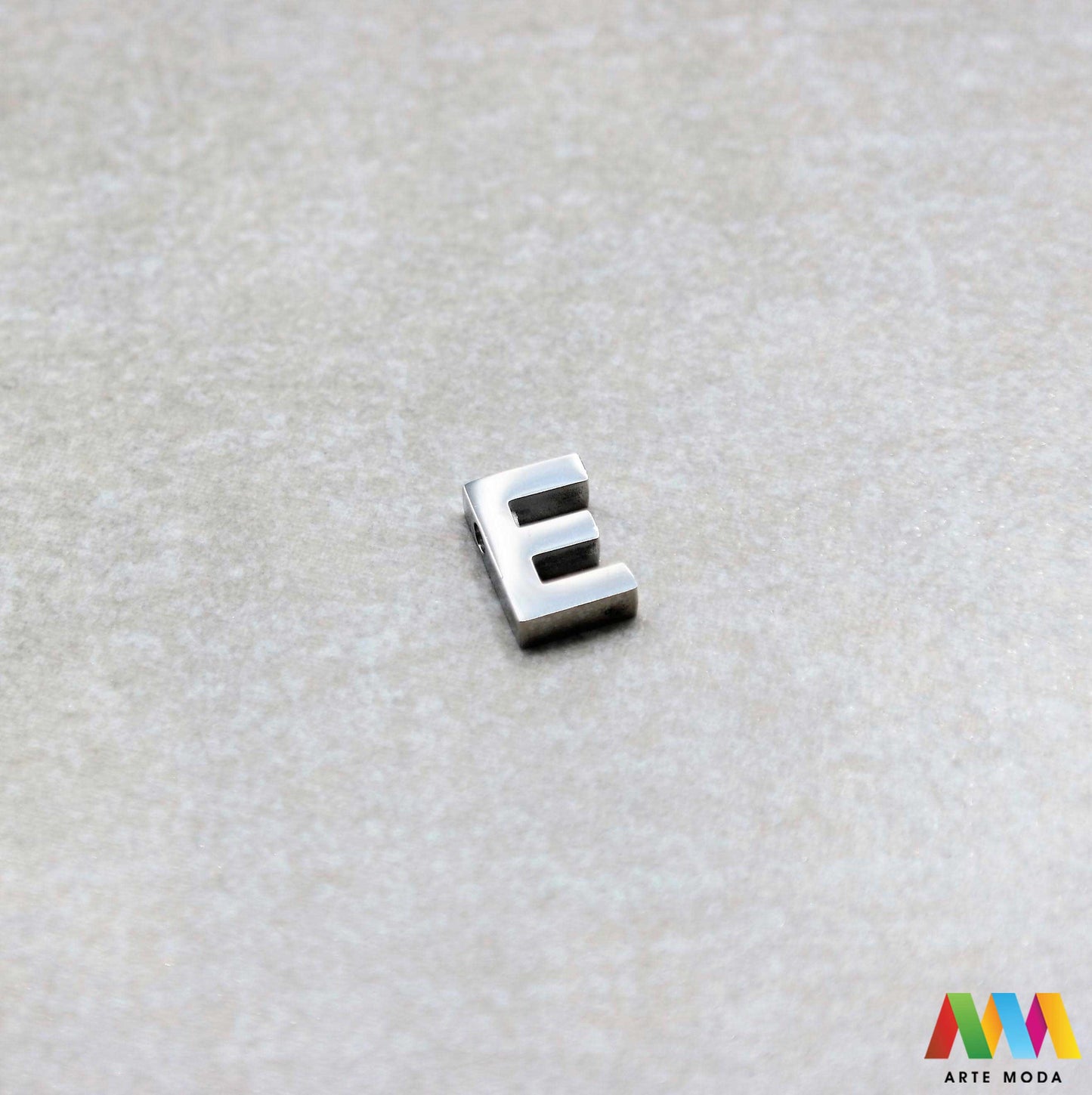 A slovo slova privjesak s jednom rupom privjesak od čelika privjesak čelik repromaterijal čelični ogrlice ogrlica narukvica narukvice nanožnica nehrđajući slova izrađena od nehrđajućeg čelika 316L koja služe za izradu nakita poput narukvica ili ogrlica najčešće se koriste za nizanje na sajlu, gumu, flaks i ostale materijale