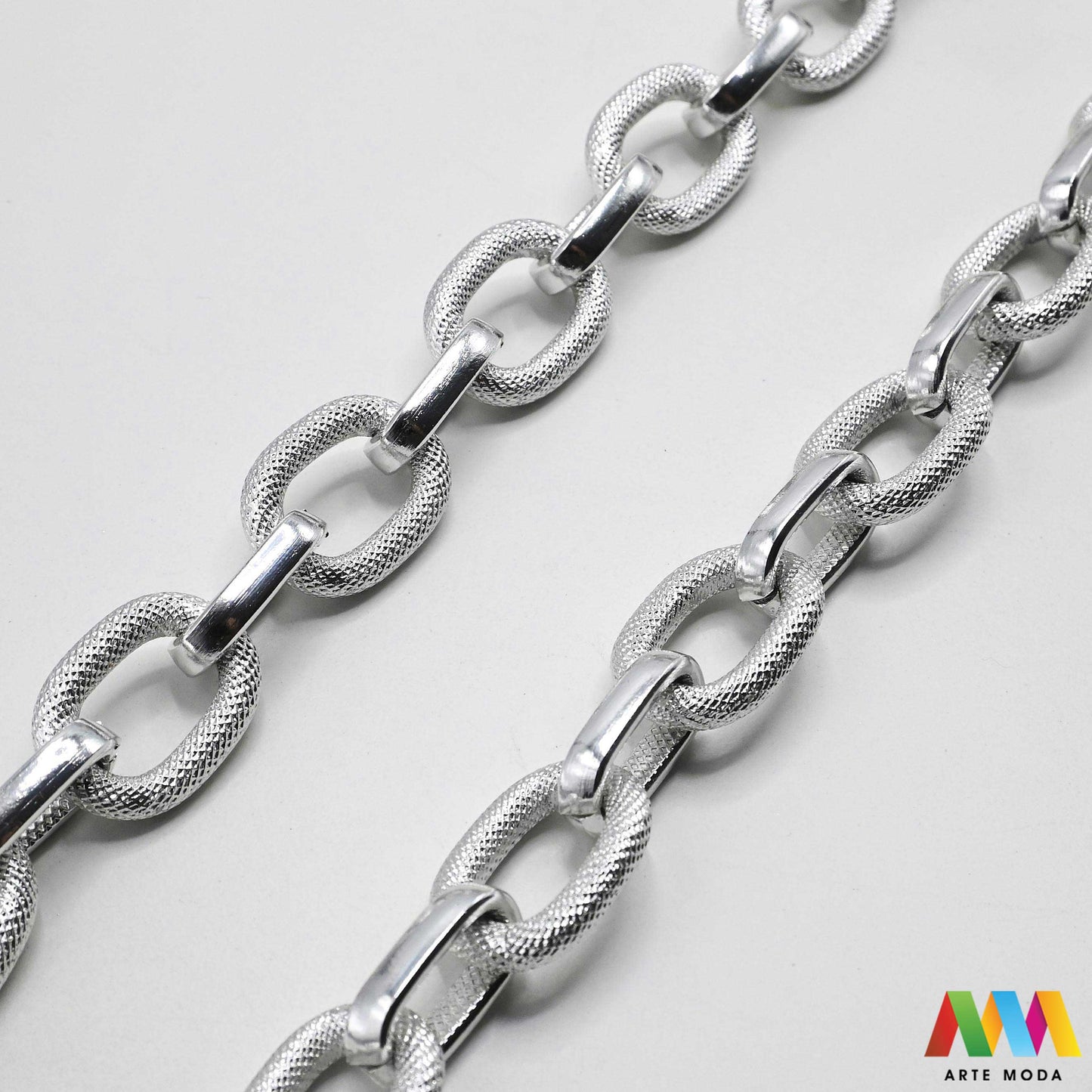 aluminijski lanac torbe ruksak nakit lagani izrada aluminij DIY materijal remen ogrlice narukvice karike ručke pribor komponente ukrasni repromaterijal Želite lagan i trendi materijal Aluminijski lanci savršeni su za vaše projekte Idealni su za izradu laganih remena za torbe ili statement nakita ogrlice narukvice Lakši su od klasičnih metala ne opterećuju i dolaze u raznim bojama i debljinama Lako ih je rezati i oblikovati laganu eleganciju za svoj uradi sam nakit i modne dodatke arte moda repromaterijal