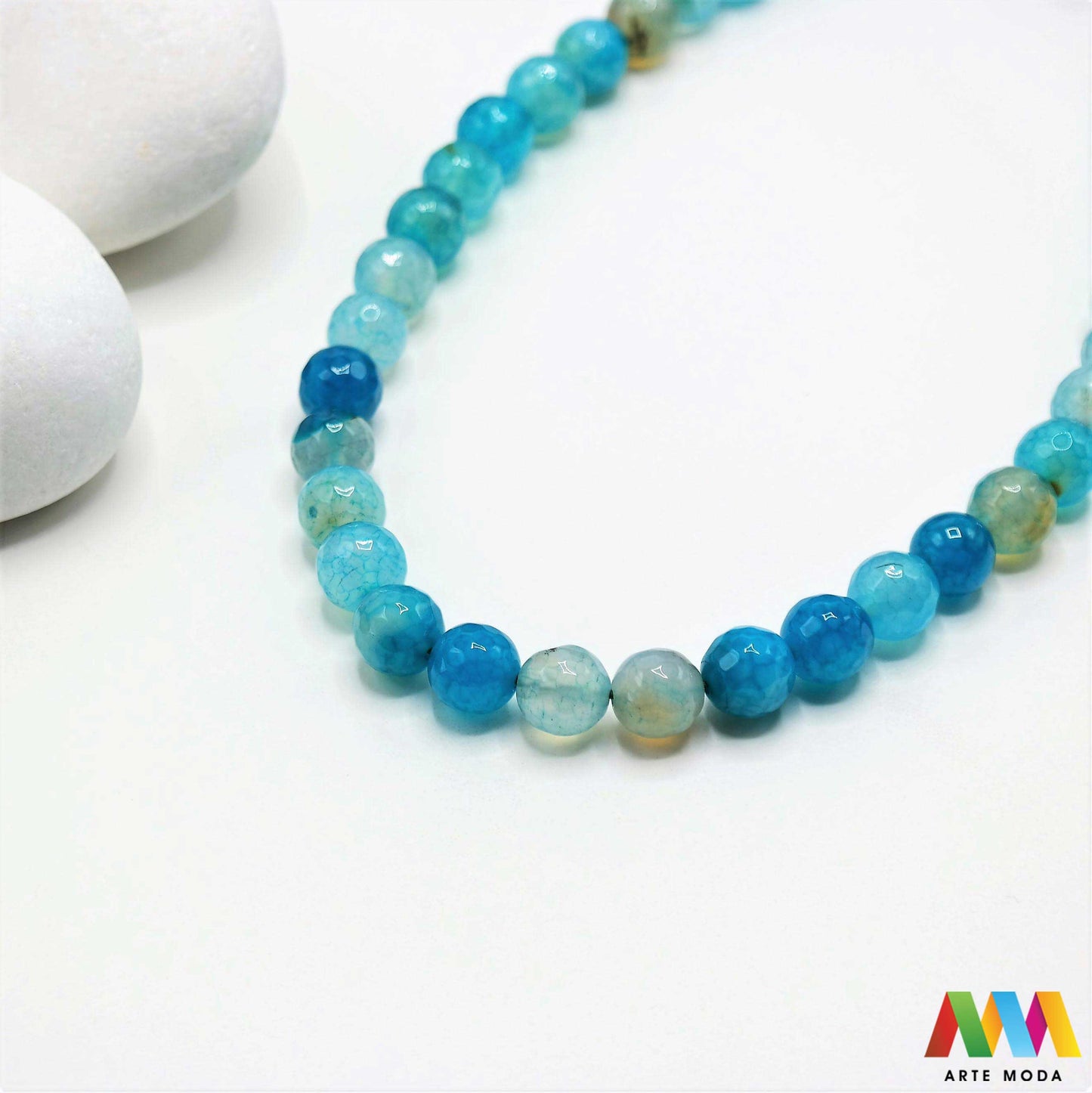 poludragi kamen ahat kristal kalcedon polu dragi poludrago kamenje dragulj mineral kvarc Ahat je jedan od najrasprostranjenijih kristala na planeti Ahat spada u grupu kalcedona izrazito je dekorativan te se od njega izrađuje lijepi nakit i ukrasni predmeti U Hrvatskoj je poznati Lepoglavski Ahat s brda Gaveznica