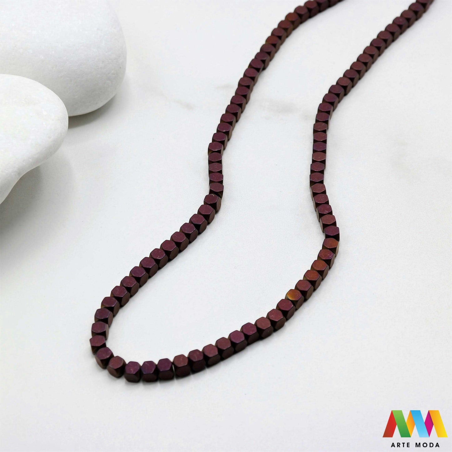 hematit krvavi kamen poludragi mineral metalni sjaj kvarc zrcalo kristal prirodni metalik meditacija zaštita repromaterijal Hematit (ili krvavi kamen) je prirodni mineral smeđe sive ili crne boje karakteriziran prisustvom hladnog metalnog sjaja Vjeruje se da pomaže u jačanju volje samopouzdanja i povezanosti s majkom zemljom Nakit izrađen od njega fascinira svojim tajanstvenim zrcalnim sjajem