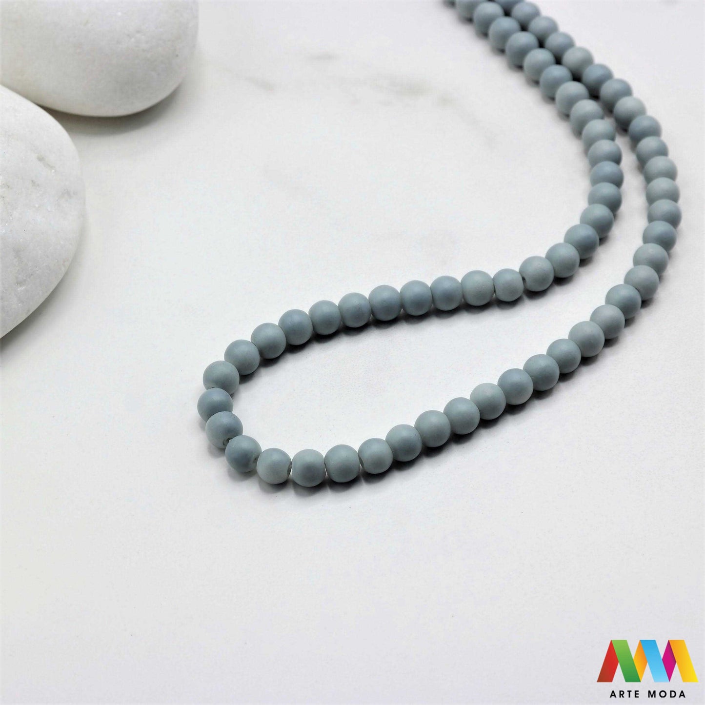 stakleni niz staklo perle zrna zrno staklena perla okrugle okrugla Staklene okrugle perle koje služe za nizanje i izradu nakita poput narukvica i ogrlica te torbica i ostalih modnih dodataka