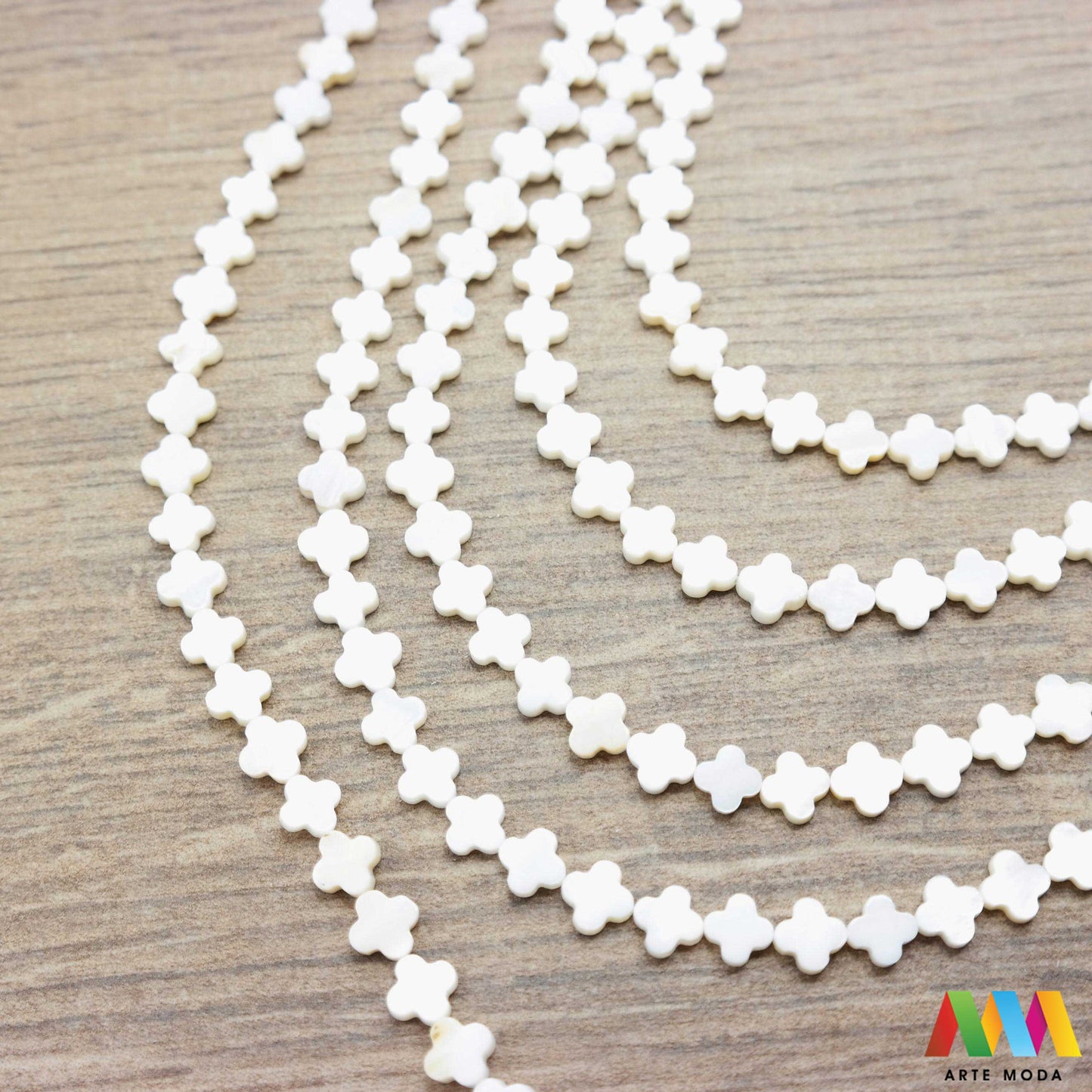 sedef školjka mekušac biser puž glavonožac kalcijev karbonat hitin poludrago kamenje repromaterijal poludragi kamen mineral Sedef je lako prepoznatljiva glatka tvar duginih boja koja tvori unutarnji sloj školjke određenih vrsta mekušaca i prekriva vanjski sloj bisera Sastoji se od kalcijevog karbonata kojeg izlučuju neki morski i slatkovodni mekušci te ga ova struktura čini otpornim na oštećenja dajući joj prepoznatljivi i jedinstveni sedefasti sjaj arte moda repromaterijal