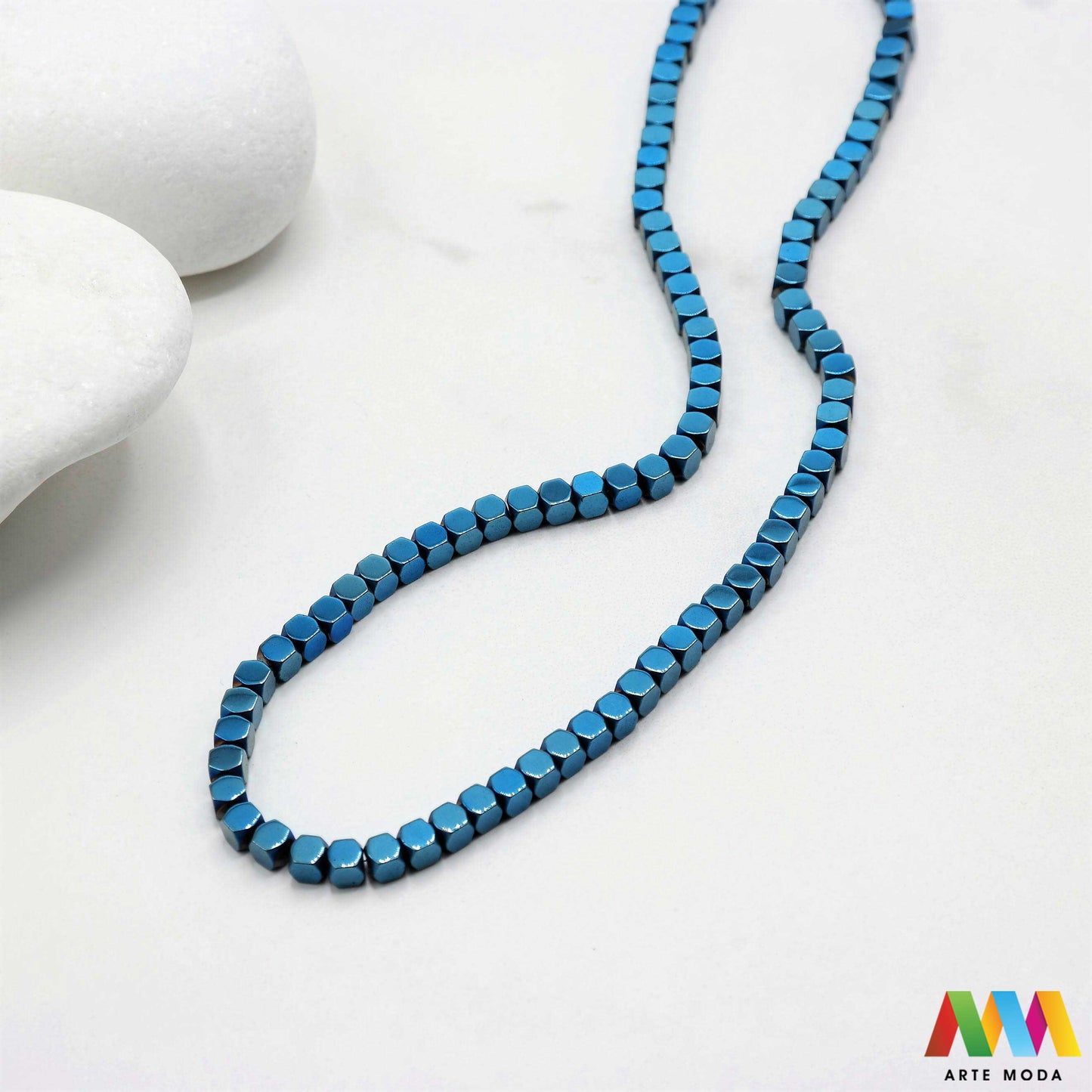 hematit krvavi kamen poludragi mineral metalni sjaj kvarc zrcalo kristal prirodni metalik meditacija zaštita repromaterijal Hematit (ili krvavi kamen) je prirodni mineral smeđe sive ili crne boje karakteriziran prisustvom hladnog metalnog sjaja Vjeruje se da pomaže u jačanju volje samopouzdanja i povezanosti s majkom zemljom Nakit izrađen od njega fascinira svojim tajanstvenim zrcalnim sjajem