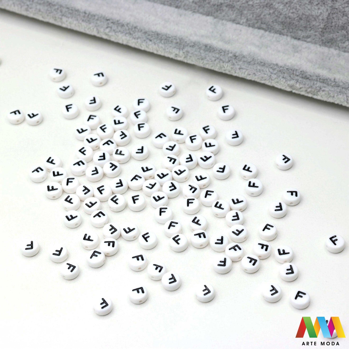 slova brojevi plastične nizanje imenom narukvice prijateljstva dječji nakit personalizirani kockaste perle okrugle abeceda DIY ručni rad izrada mix mješana Stvorite personalizirani nakit s našim plastičnim slovima i brojevima Perle u obliku kocki i krugova idealne su za izradu narukvica s imenom i porukama Lagane su šarene i savršene za dječji nakit i narukvice prijateljstva Lako nizanje za maksimalnu uradi sam zabavu arte moda repromaterijal