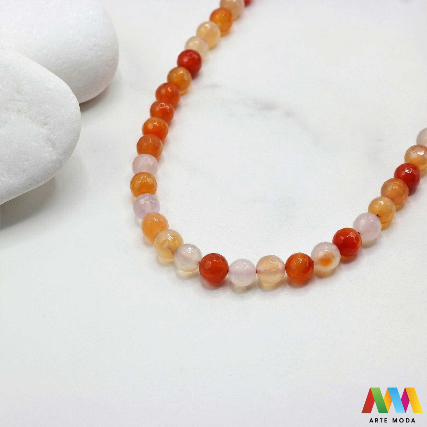 poludragi kamen ahat kristal kalcedon polu dragi poludrago kamenje dragulj mineral kvarc Ahat je jedan od najrasprostranjenijih kristala na planeti Ahat spada u grupu kalcedona izrazito je dekorativan te se od njega izrađuje lijepi nakit i ukrasni predmeti U Hrvatskoj je poznati Lepoglavski Ahat s brda Gaveznica