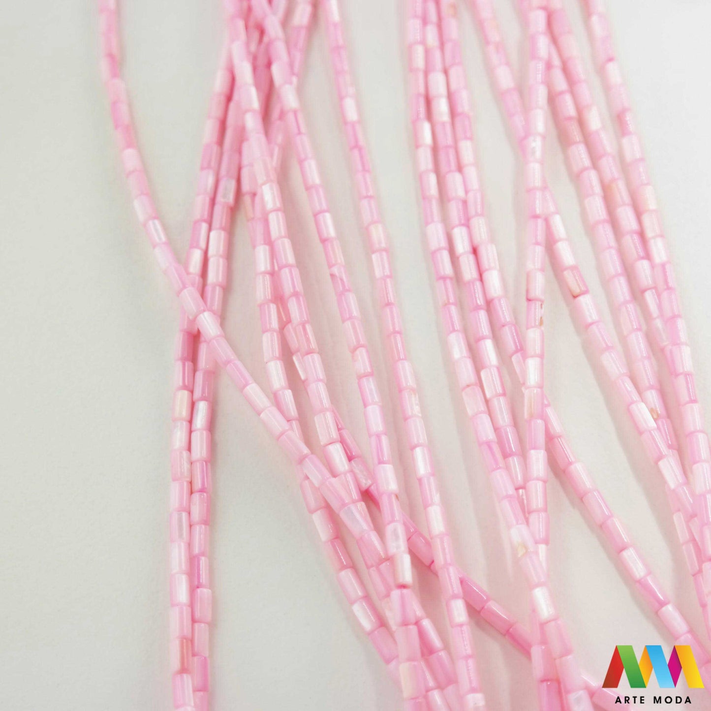 sedef školjka mekušac biser puž glavonožac kalcijev karbonat hitin poludrago kamenje repromaterijal poludragi kamen mineral Sedef je lako prepoznatljiva glatka tvar duginih boja koja tvori unutarnji sloj školjke određenih vrsta mekušaca i prekriva vanjski sloj bisera Sastoji se od kalcijevog karbonata kojeg izlučuju neki morski i slatkovodni mekušci te ga ova struktura čini otpornim na oštećenja dajući joj prepoznatljivi i jedinstveni sedefasti sjaj arte moda repromaterijal