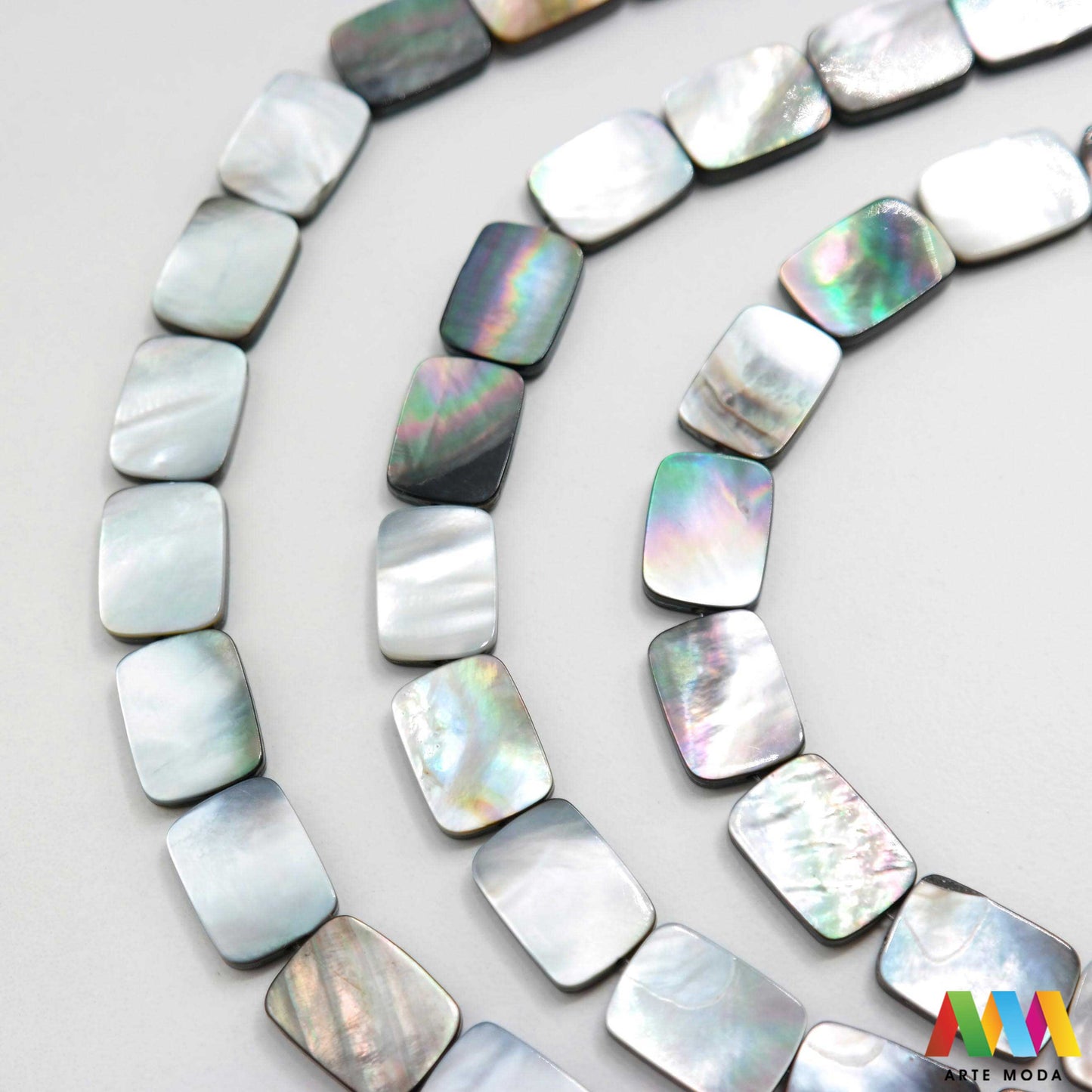 sedef školjka mekušac biser puž glavonožac kalcijev karbonat hitin poludrago kamenje repromaterijal poludragi kamen mineral Sedef je lako prepoznatljiva glatka tvar duginih boja koja tvori unutarnji sloj školjke određenih vrsta mekušaca i prekriva vanjski sloj bisera Sastoji se od kalcijevog karbonata kojeg izlučuju neki morski i slatkovodni mekušci te ga ova struktura čini otpornim na oštećenja dajući joj prepoznatljivi i jedinstveni sedefasti sjaj arte moda repromaterijal