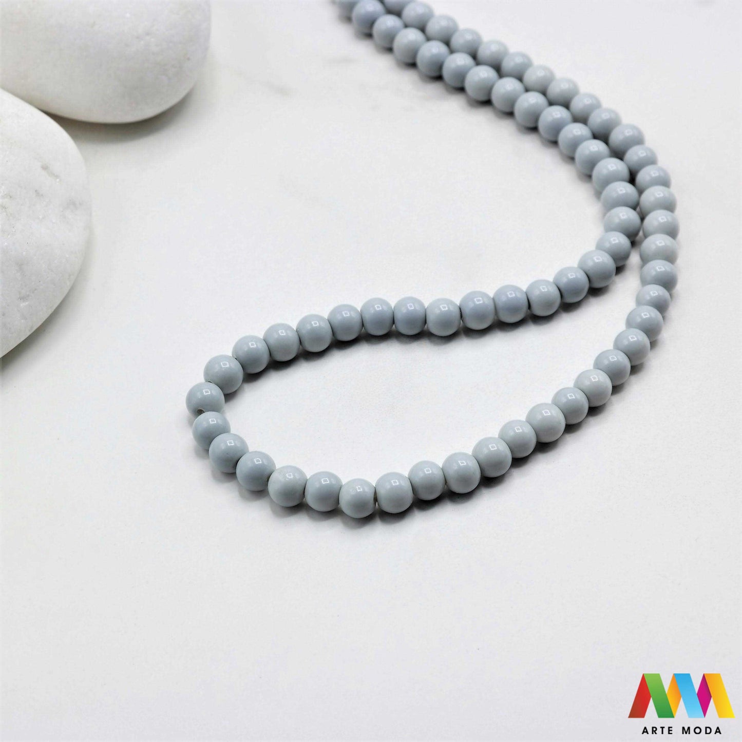 stakleni niz staklo perle zrna zrno staklena perla okrugle okrugla Staklene okrugle perle koje služe za nizanje i izradu nakita poput narukvica i ogrlica te torbica i ostalih modnih dodataka