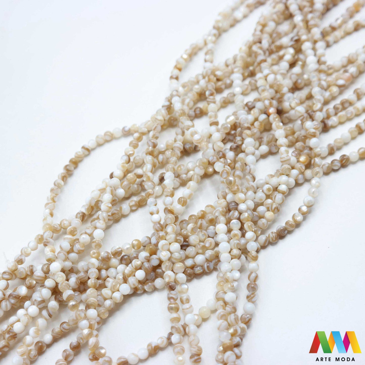 sedef školjka mekušac biser puž glavonožac kalcijev karbonat hitin poludrago kamenje repromaterijal poludragi kamen mineral Sedef je lako prepoznatljiva glatka tvar duginih boja koja tvori unutarnji sloj školjke određenih vrsta mekušaca i prekriva vanjski sloj bisera Sastoji se od kalcijevog karbonata kojeg izlučuju neki morski i slatkovodni mekušci te ga ova struktura čini otpornim na oštećenja dajući joj prepoznatljivi i jedinstveni sedefasti sjaj arte moda repromaterijal