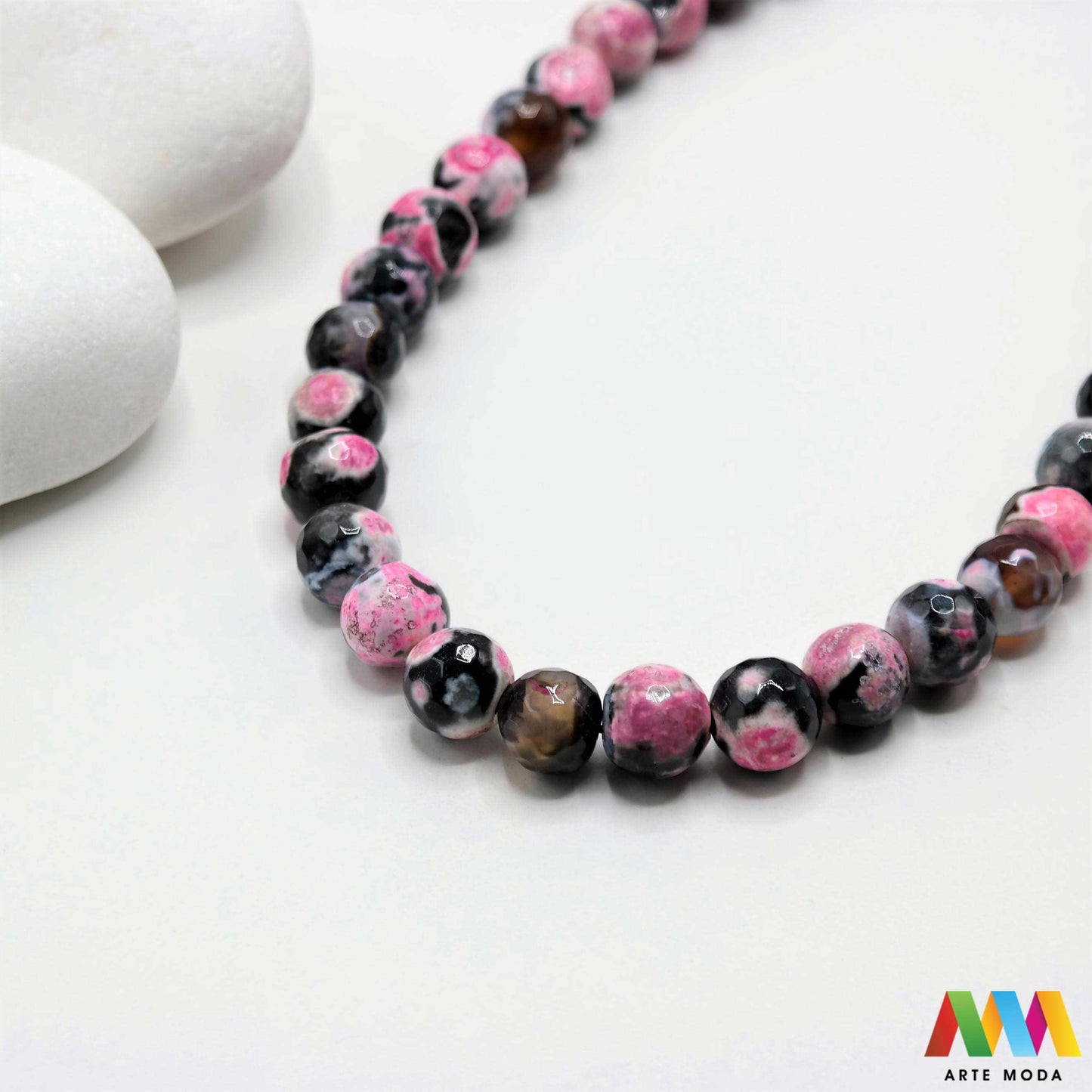 poludragi kamen ahat kristal kalcedon polu dragi poludrago kamenje dragulj mineral kvarc Ahat je jedan od najrasprostranjenijih kristala na planeti Ahat spada u grupu kalcedona izrazito je dekorativan te se od njega izrađuje lijepi nakit i ukrasni predmeti U Hrvatskoj je poznati Lepoglavski Ahat s brda Gaveznica