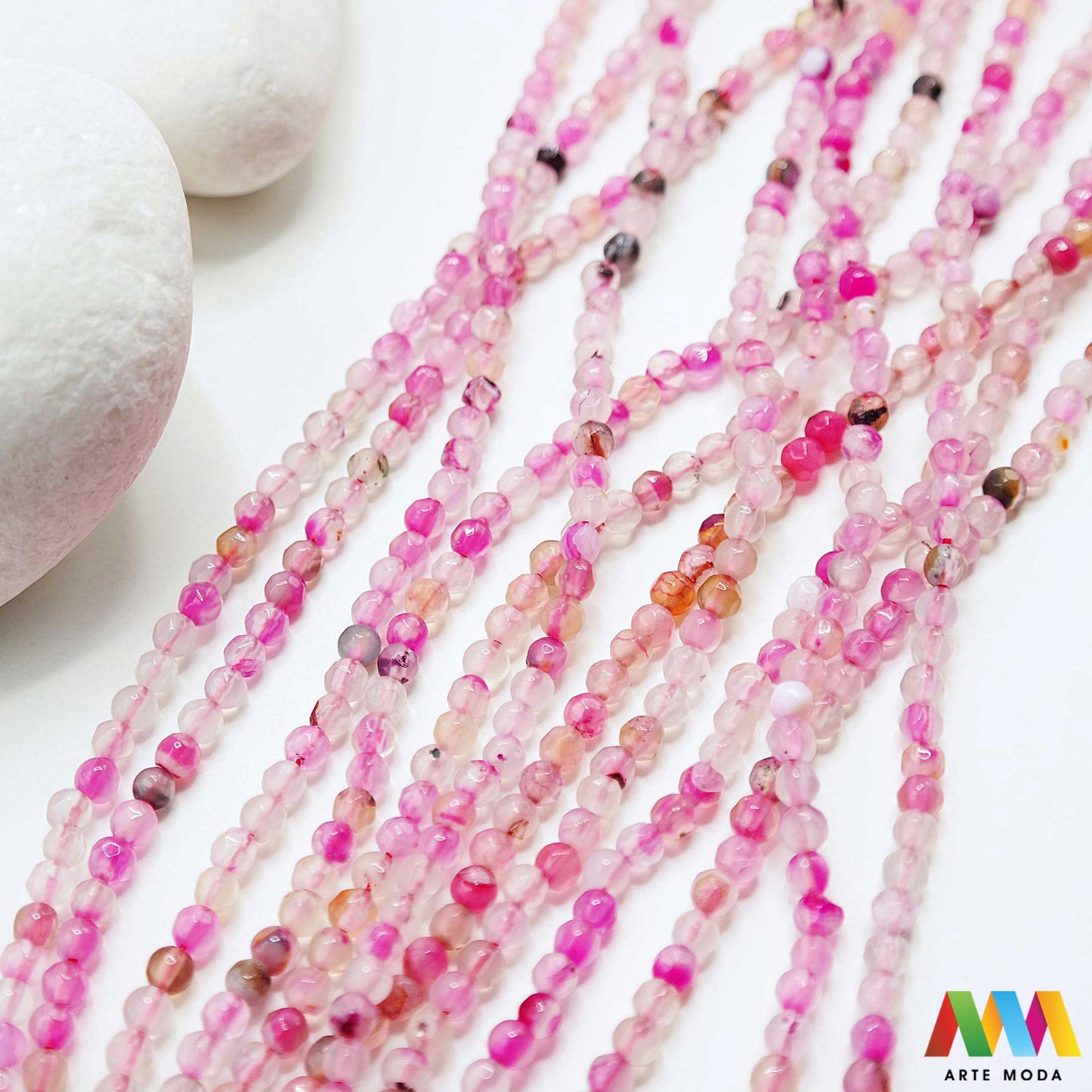 poludragi kamen ahat kristal kalcedon polu dragi poludrago kamenje dragulj mineral kvarc Ahat je jedan od najrasprostranjenijih kristala na planeti Ahat spada u grupu kalcedona izrazito je dekorativan te se od njega izrađuje lijepi nakit i ukrasni predmeti U Hrvatskoj je poznati Lepoglavski Ahat s brda Gaveznica