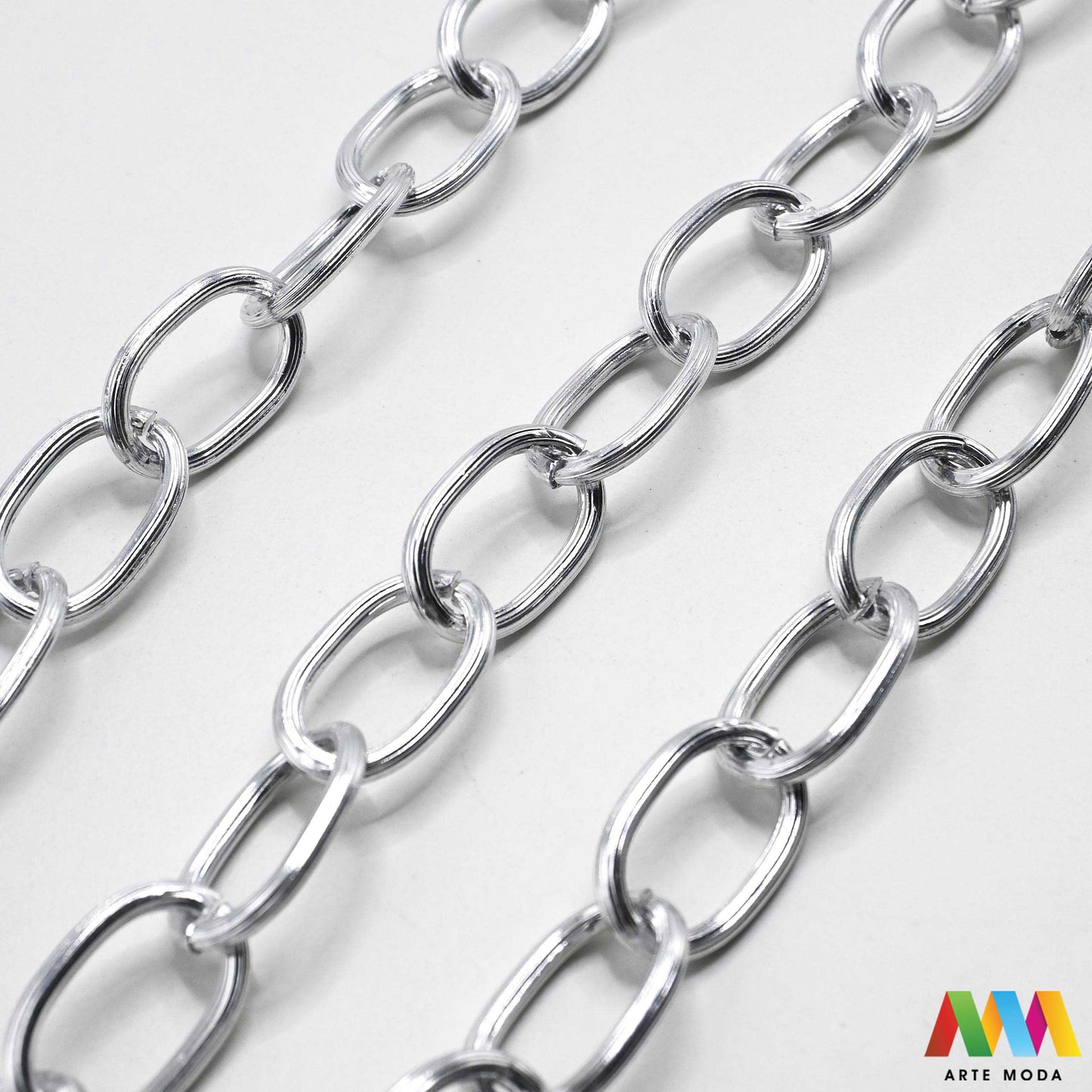 aluminijski lanac torbe ruksak nakit lagani izrada aluminij DIY materijal remen ogrlice narukvice karike ručke pribor komponente ukrasni repromaterijal Želite lagan i trendi materijal Aluminijski lanci savršeni su za vaše projekte Idealni su za izradu laganih remena za torbe ili statement nakita ogrlice narukvice Lakši su od klasičnih metala ne opterećuju i dolaze u raznim bojama i debljinama Lako ih je rezati i oblikovati laganu eleganciju za svoj uradi sam nakit i modne dodatke arte moda repromaterijal