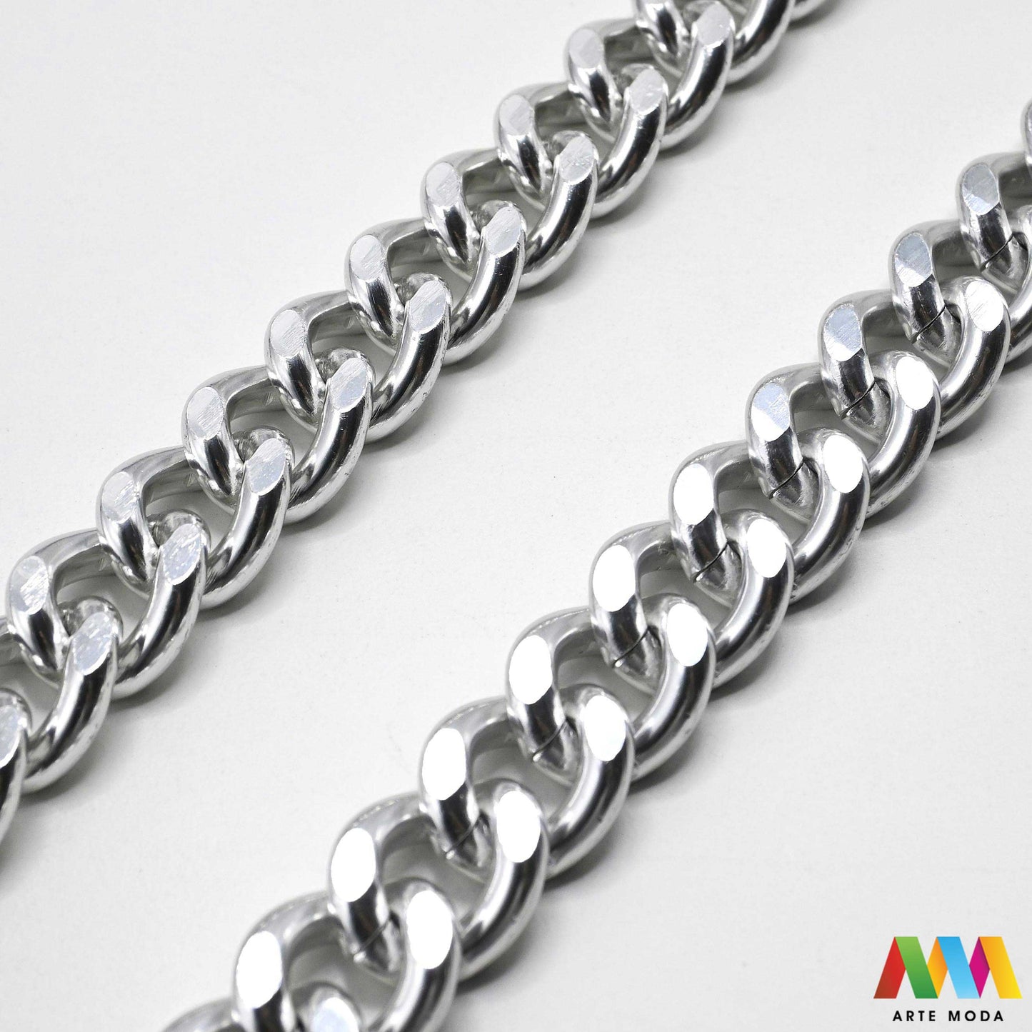 aluminijski lanac torbe ruksak nakit lagani izrada aluminij DIY materijal remen ogrlice narukvice karike ručke pribor komponente ukrasni repromaterijal Želite lagan i trendi materijal Aluminijski lanci savršeni su za vaše projekte Idealni su za izradu laganih remena za torbe ili statement nakita ogrlice narukvice Lakši su od klasičnih metala ne opterećuju i dolaze u raznim bojama i debljinama Lako ih je rezati i oblikovati laganu eleganciju za svoj uradi sam nakit i modne dodatke arte moda repromaterijal