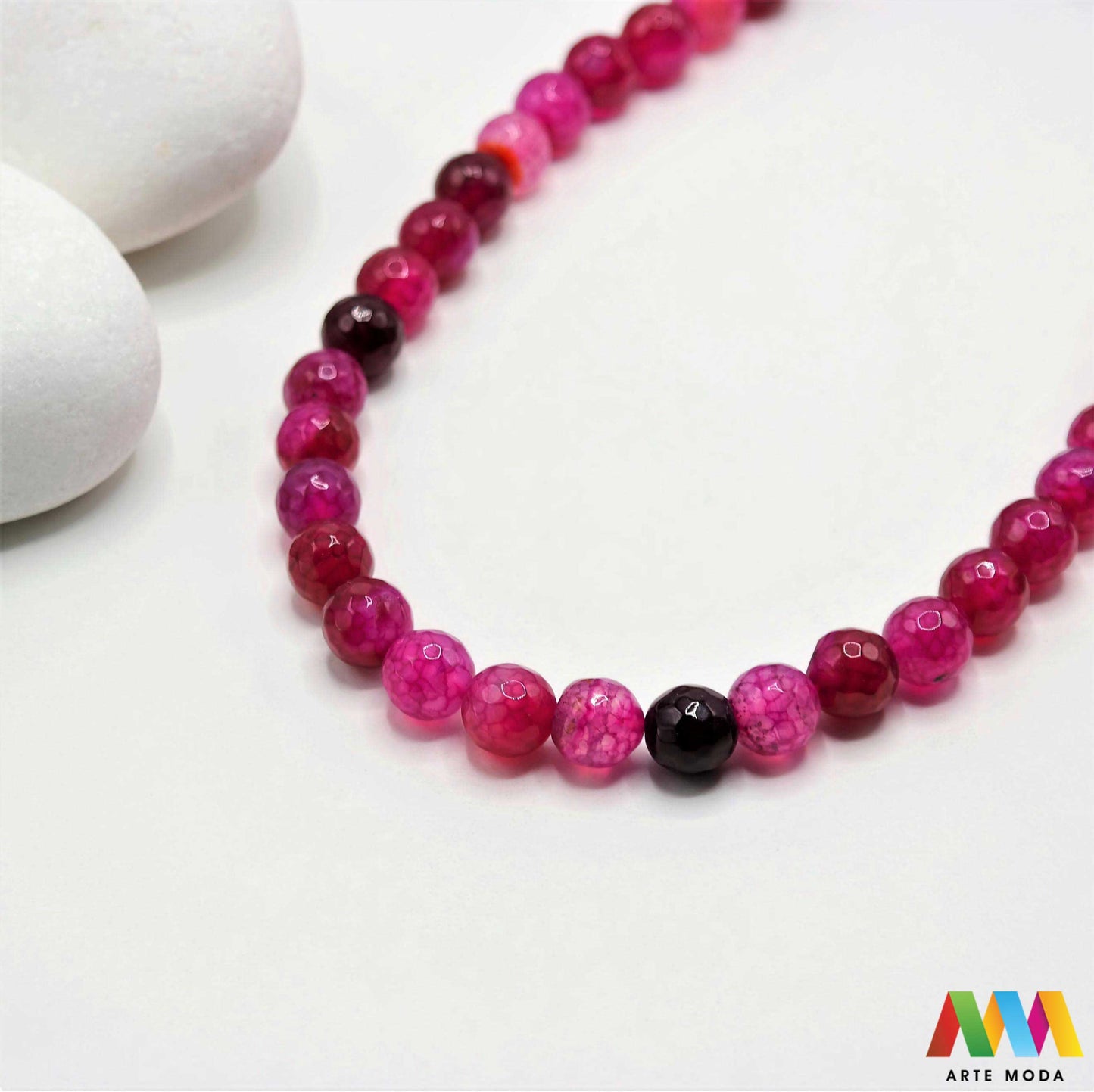 poludragi kamen ahat kristal kalcedon polu dragi poludrago kamenje dragulj mineral kvarc Ahat je jedan od najrasprostranjenijih kristala na planeti Ahat spada u grupu kalcedona izrazito je dekorativan te se od njega izrađuje lijepi nakit i ukrasni predmeti U Hrvatskoj je poznati Lepoglavski Ahat s brda Gaveznica