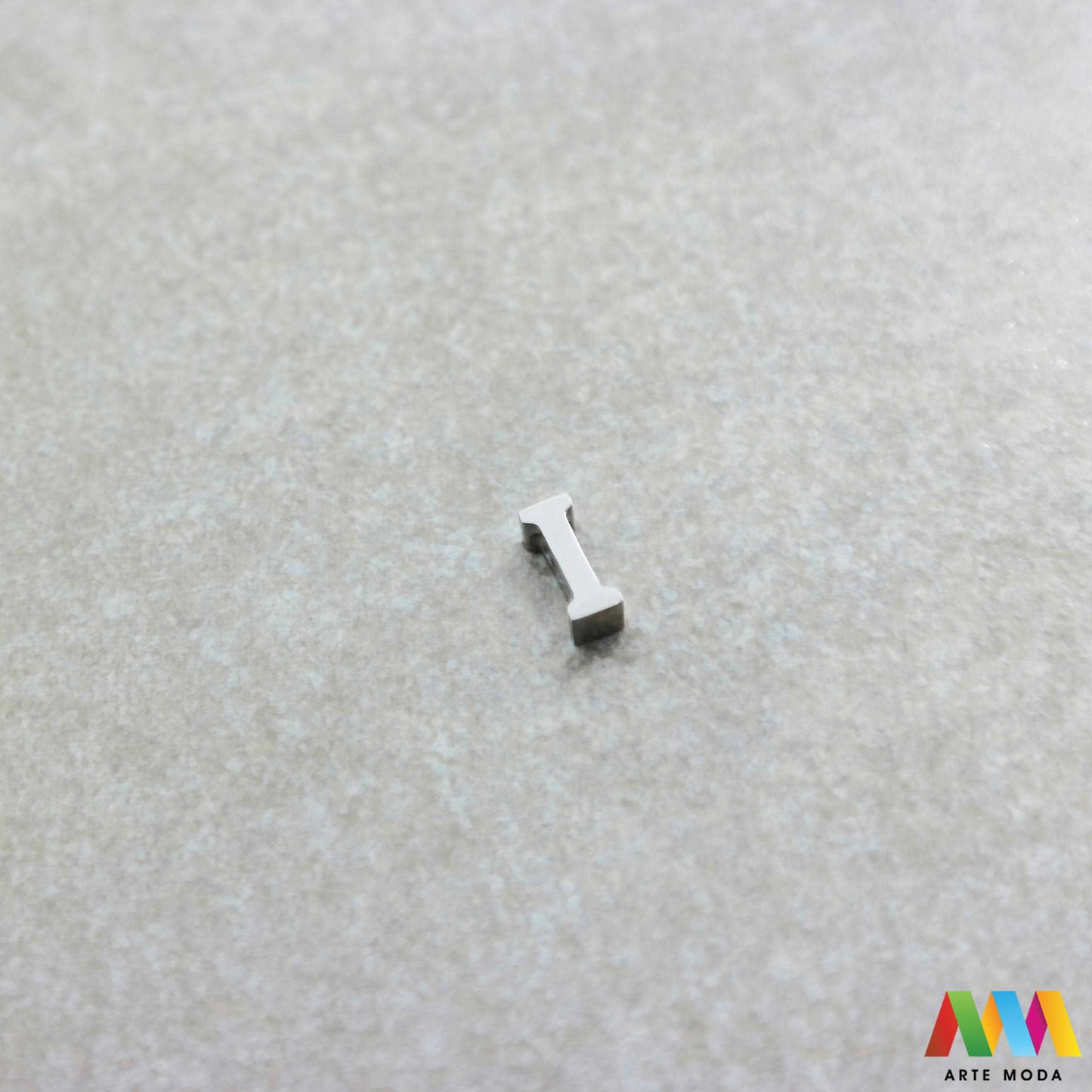 I slovo slova privjesak s jednom rupom privjesak od čelika privjesak čelik repromaterijal čelični ogrlice ogrlica narukvica narukvice nanožnica nehrđajući Slova izrađena od nehrđajućeg čelika 316L koja služe za izradu nakita poput narukvica ili ogrlica najčešće se koriste za nizanje na sajlu gumu flaks i ostale materijale