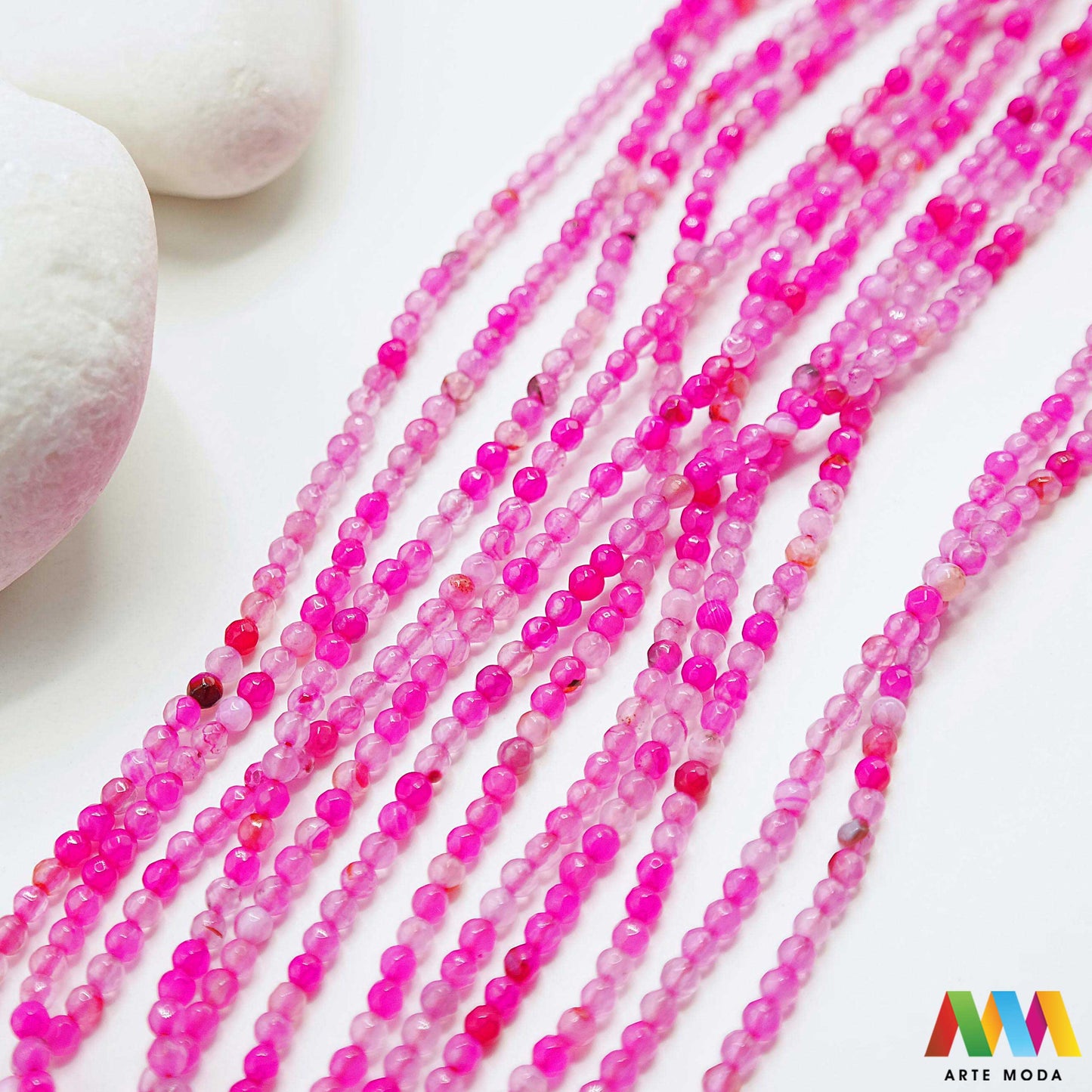 poludragi kamen ahat kristal kalcedon polu dragi poludrago kamenje dragulj mineral kvarc Ahat je jedan od najrasprostranjenijih kristala na planeti Ahat spada u grupu kalcedona izrazito je dekorativan te se od njega izrađuje lijepi nakit i ukrasni predmeti U Hrvatskoj je poznati Lepoglavski Ahat s brda Gaveznica