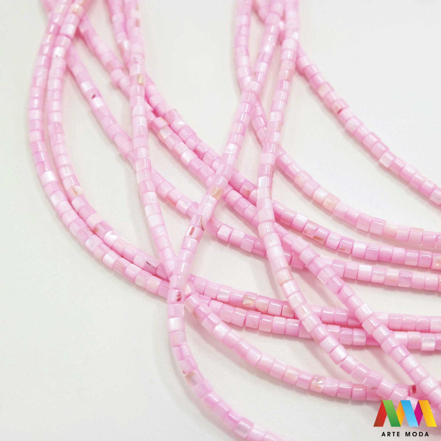 sedef školjka mekušac biser puž glavonožac kalcijev karbonat hitin poludrago kamenje repromaterijal poludragi kamen mineral Sedef je lako prepoznatljiva glatka tvar duginih boja koja tvori unutarnji sloj školjke određenih vrsta mekušaca i prekriva vanjski sloj bisera Sastoji se od kalcijevog karbonata kojeg izlučuju neki morski i slatkovodni mekušci te ga ova struktura čini otpornim na oštećenja dajući joj prepoznatljivi i jedinstveni sedefasti sjaj arte moda repromaterijal