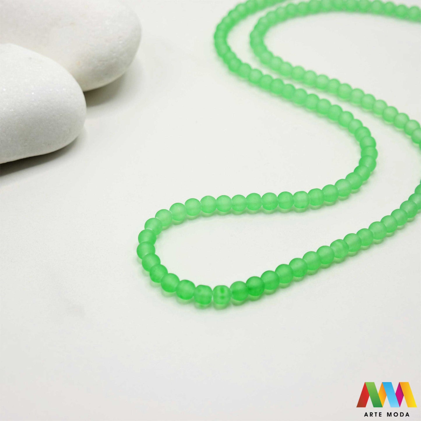 stakleni niz staklo perle zrna zrno staklena perla okrugle okrugla Staklene okrugle perle koje služe za nizanje i izradu nakita poput narukvica i ogrlica te torbica i ostalih modnih dodataka