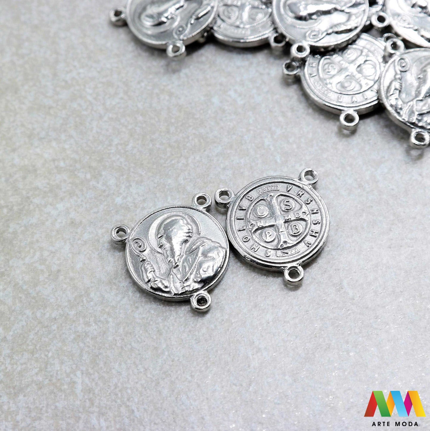 sakralni privjesci od čelika vjerski duhovni križevi medaljice vjerskim simbolima duhovnim motivima nakit značenjem čelični nehrđajućeg svetaca personalizirani anđeo Pronađite smirujući i snažan izraz svoje vjere i duhovnosti u našoj kolekciji sakralnih privjesaka izrađenih od kvalitetnog nehrđajućeg čelika Ovi izdržljivi i elegantni privjesci s vjerskim simbolima i duhovnim motivima idealni su za svakodnevno nošenje i kao promišljeni dar arte moda repromaterijal