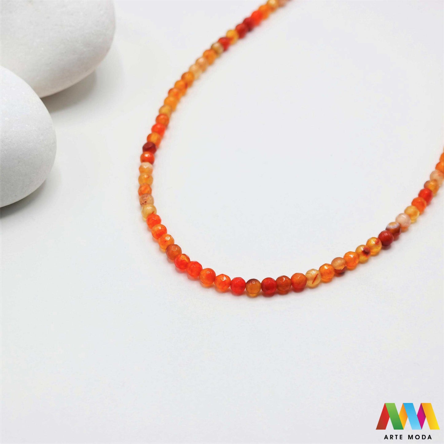 poludragi kamen ahat kristal kalcedon polu dragi poludrago kamenje dragulj mineral kvarc Ahat je jedan od najrasprostranjenijih kristala na planeti Ahat spada u grupu kalcedona izrazito je dekorativan te se od njega izrađuje lijepi nakit i ukrasni predmeti U Hrvatskoj je poznati Lepoglavski Ahat s brda Gaveznica