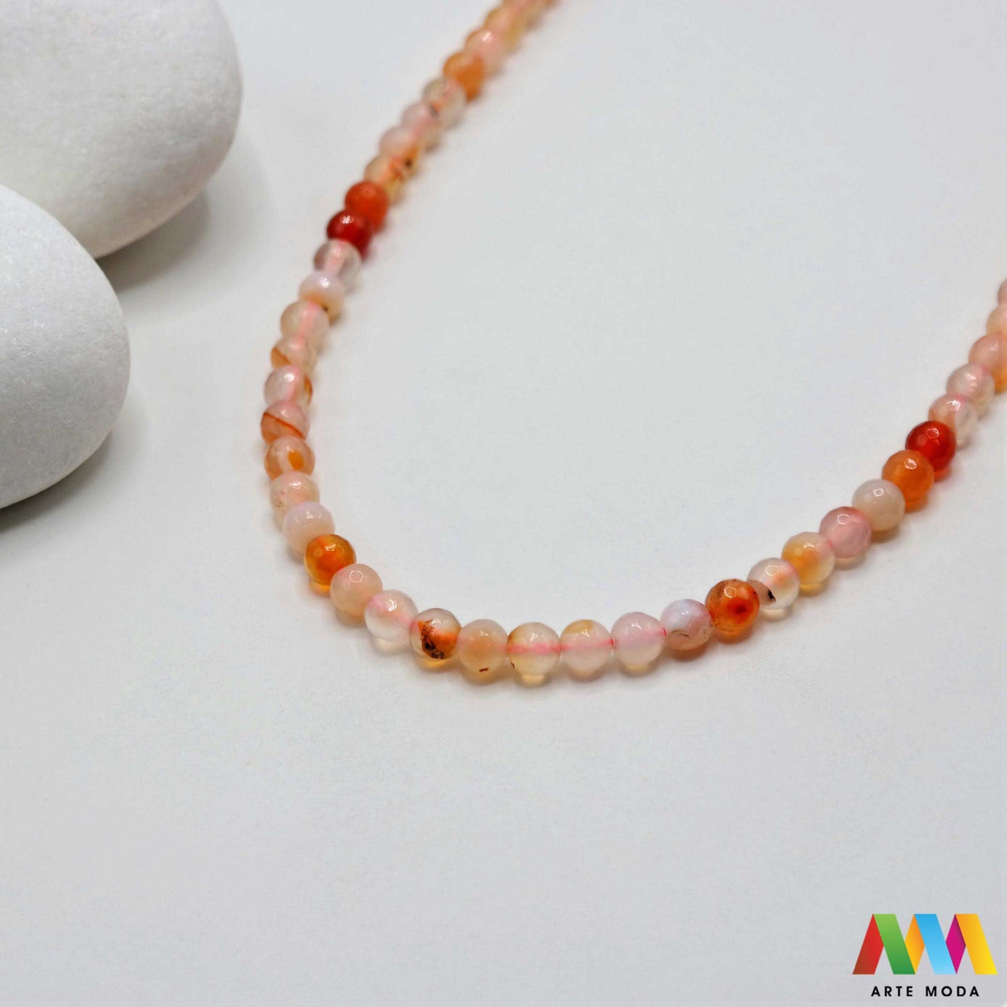 poludragi kamen ahat kristal kalcedon polu dragi poludrago kamenje dragulj mineral kvarc Ahat je jedan od najrasprostranjenijih kristala na planeti Ahat spada u grupu kalcedona izrazito je dekorativan te se od njega izrađuje lijepi nakit i ukrasni predmeti U Hrvatskoj je poznati Lepoglavski Ahat s brda Gaveznica