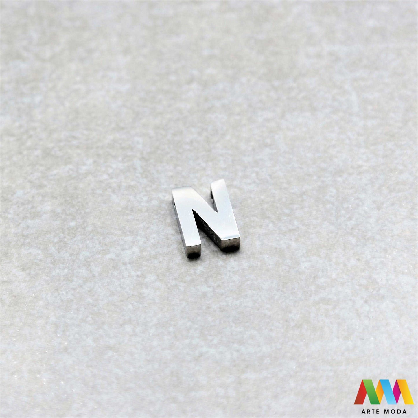 A slovo slova privjesak s jednom rupom privjesak od čelika privjesak čelik repromaterijal čelični ogrlice ogrlica narukvica narukvice nanožnica nehrđajući slova izrađena od nehrđajućeg čelika 316L koja služe za izradu nakita poput narukvica ili ogrlica najčešće se koriste za nizanje na sajlu, gumu, flaks i ostale materijale