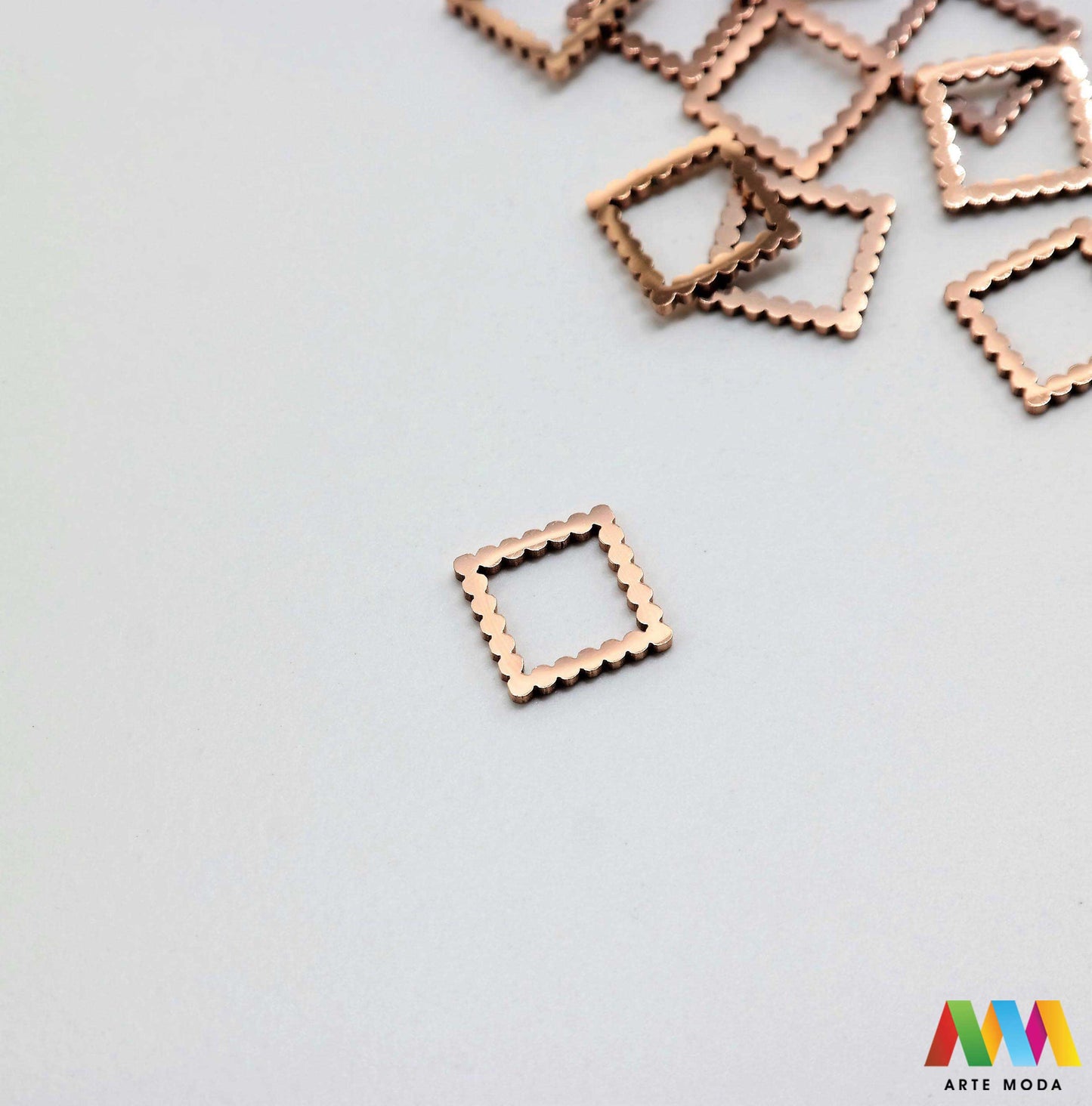 kocka privjesak s jednom rupom bez rupe privjesak od čelika privjesak čelik repromaterijal čelični ogrlice ogrlica narukvica narukvice nanožnica nehrđajući privjesci izrađeni od nehrđajućeg čelika 316L koji služe za izradu nakita poput narukvica ili ogrlica najčešće se koriste za nizanje na sajlu gumu flaks i ostale materijale