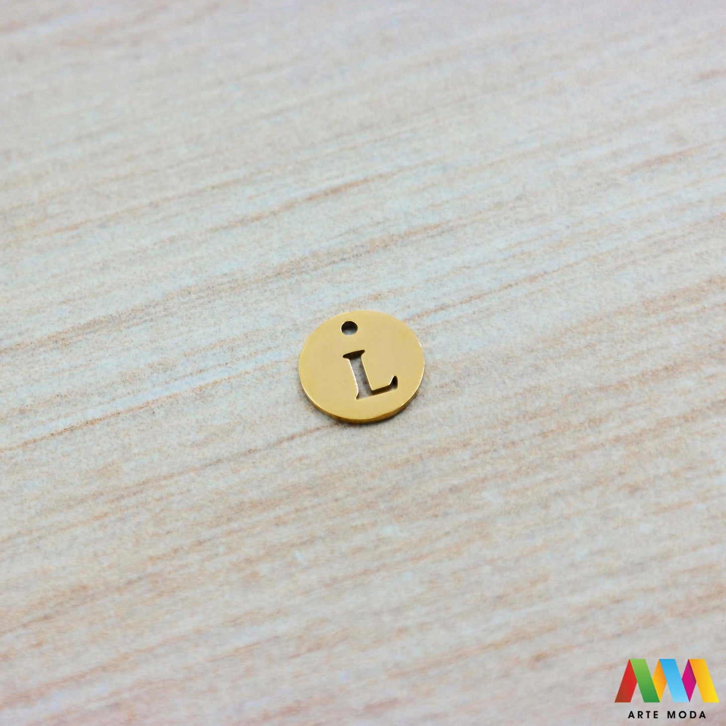 L slovo slova privjesak s jednom rupom privjesak od čelika privjesak čelik repromaterijal čelični ogrlice ogrlica narukvica narukvice nanožnica nehrđajući Slova izrađena od nehrđajućeg čelika 316L koja služe za izradu nakita poput narukvica ili ogrlica najčešće se koriste za nizanje na sajlu gumu flaks i ostale materijale