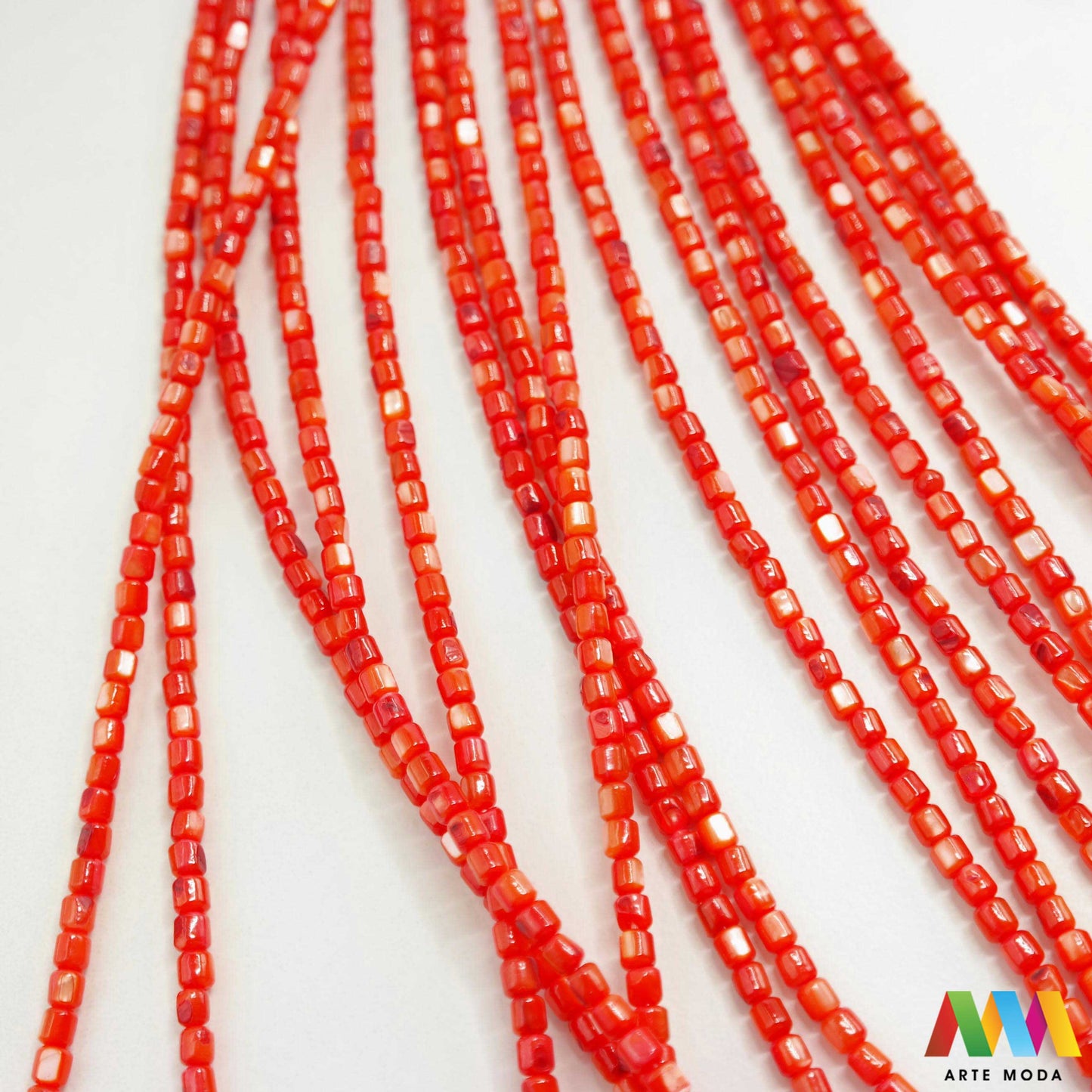 sedef školjka mekušac biser puž glavonožac kalcijev karbonat hitin poludrago kamenje repromaterijal poludragi kamen mineral Sedef je lako prepoznatljiva glatka tvar duginih boja koja tvori unutarnji sloj školjke određenih vrsta mekušaca i prekriva vanjski sloj bisera Sastoji se od kalcijevog karbonata kojeg izlučuju neki morski i slatkovodni mekušci te ga ova struktura čini otpornim na oštećenja dajući joj prepoznatljivi i jedinstveni sedefasti sjaj arte moda repromaterijal