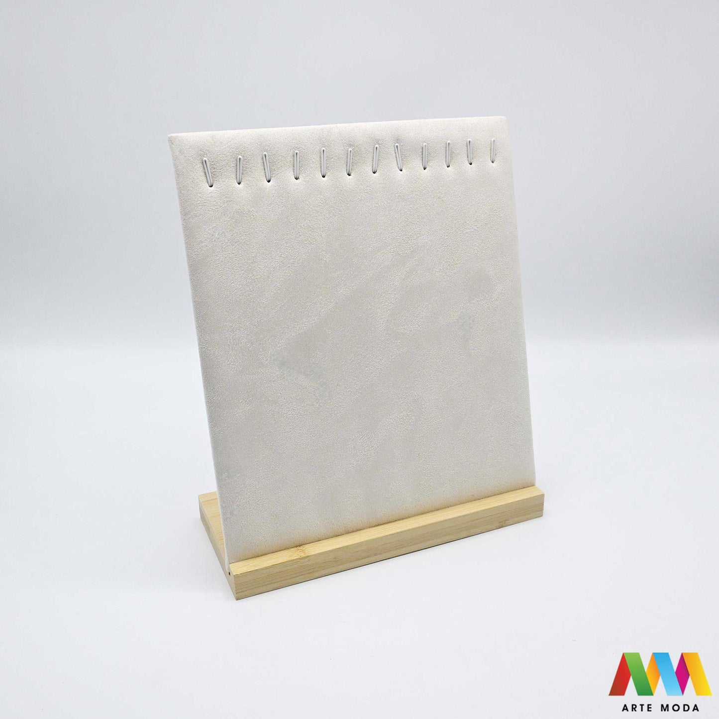 stalci za narukvice naušnica drveni skaj pamučna špaga plišani organizator držač izlaganje nakita oprema butik prezentacija elegantni luksuzni Predstavite svoje narukvice na najljepši način uz naše unikatne drvene stalke presvučene plišom skajem ili pamučnom špagom Svaki stalak pruža savršenu podlogu koja štiti nakit od ogrebotina istovremeno nudeći raznolikost tekstura i stilova – od nježne elegancije pliša preko moderne profinjenosti skaja do rustikalnog šarma pamučne špage arte moda repromaterijal