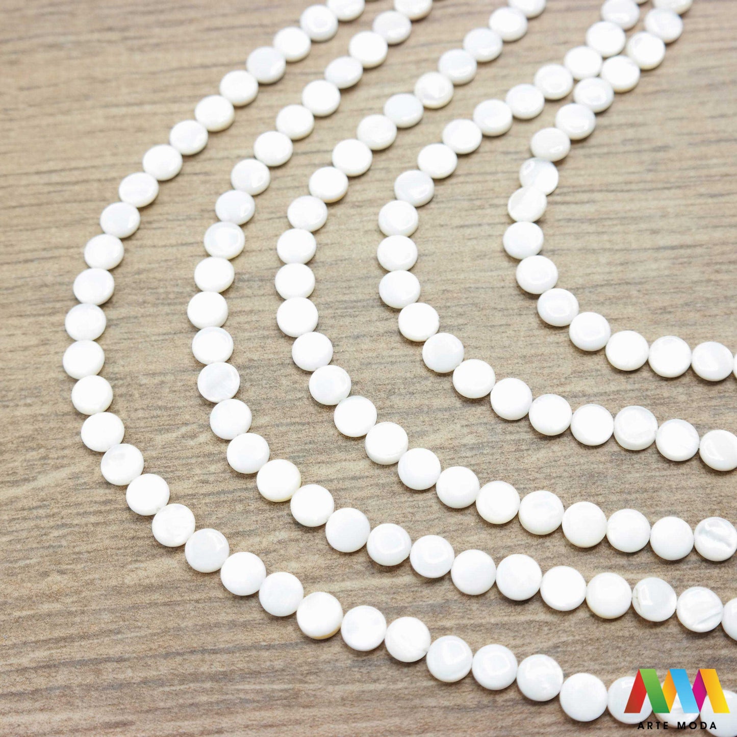 sedef školjka mekušac biser puž glavonožac kalcijev karbonat hitin poludrago kamenje repromaterijal poludragi kamen mineral Sedef je lako prepoznatljiva glatka tvar duginih boja koja tvori unutarnji sloj školjke određenih vrsta mekušaca i prekriva vanjski sloj bisera Sastoji se od kalcijevog karbonata kojeg izlučuju neki morski i slatkovodni mekušci te ga ova struktura čini otpornim na oštećenja dajući joj prepoznatljivi i jedinstveni sedefasti sjaj arte moda repromaterijal