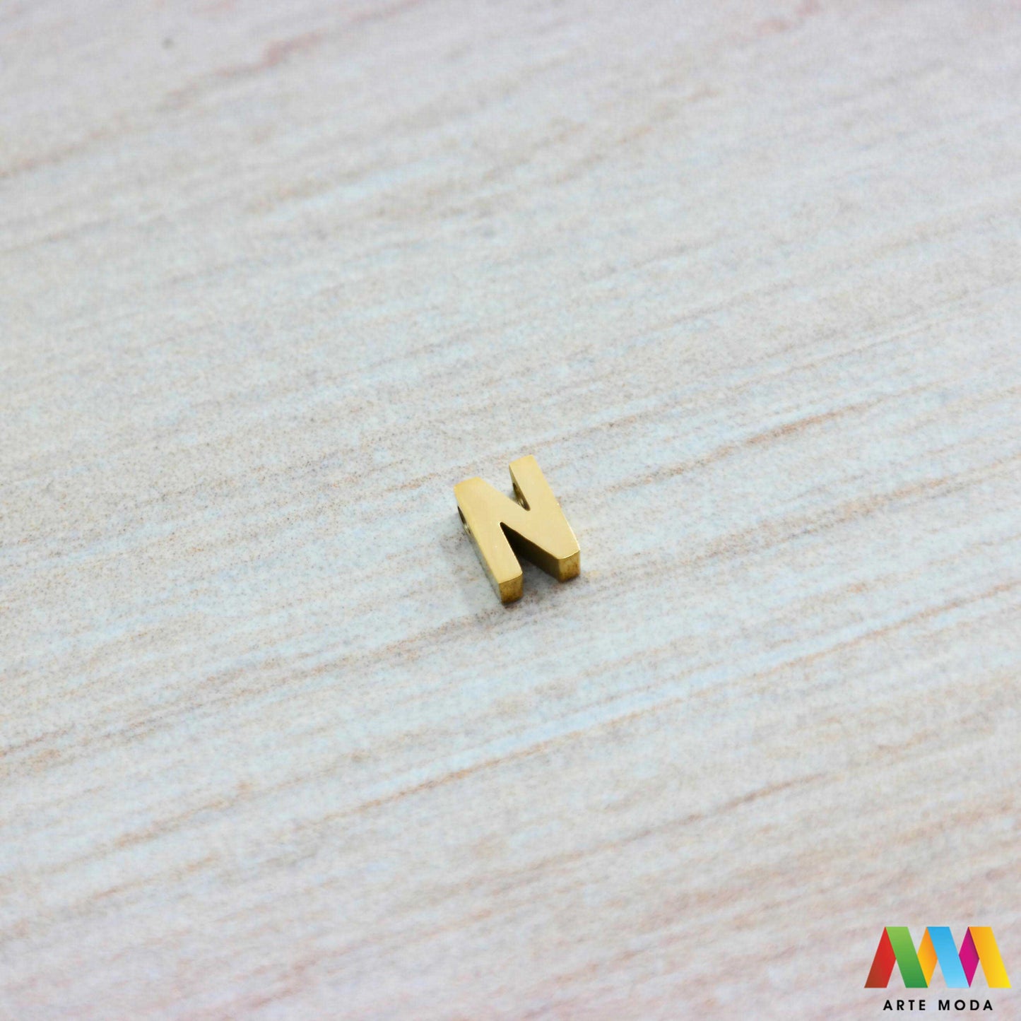 N slovo slova privjesak s jednom rupom privjesak od čelika privjesak čelik repromaterijal čelični ogrlice ogrlica narukvica narukvice nanožnica nehrđajući Slova izrađena od nehrđajućeg čelika 316L koja služe za izradu nakita poput narukvica ili ogrlica najčešće se koriste za nizanje na sajlu gumu flaks i ostale materijale