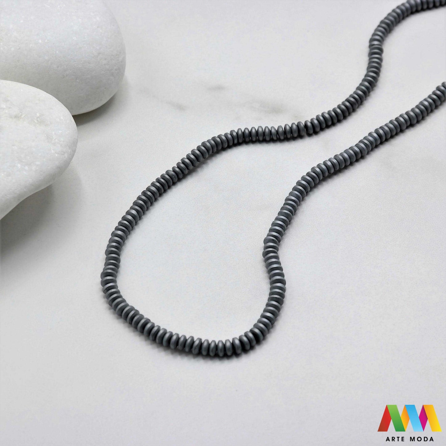 hematit krvavi kamen poludragi mineral metalni sjaj kvarc zrcalo kristal prirodni metalik meditacija zaštita repromaterijal Hematit (ili krvavi kamen) je prirodni mineral smeđe sive ili crne boje karakteriziran prisustvom hladnog metalnog sjaja Vjeruje se da pomaže u jačanju volje samopouzdanja i povezanosti s majkom zemljom Nakit izrađen od njega fascinira svojim tajanstvenim zrcalnim sjajem