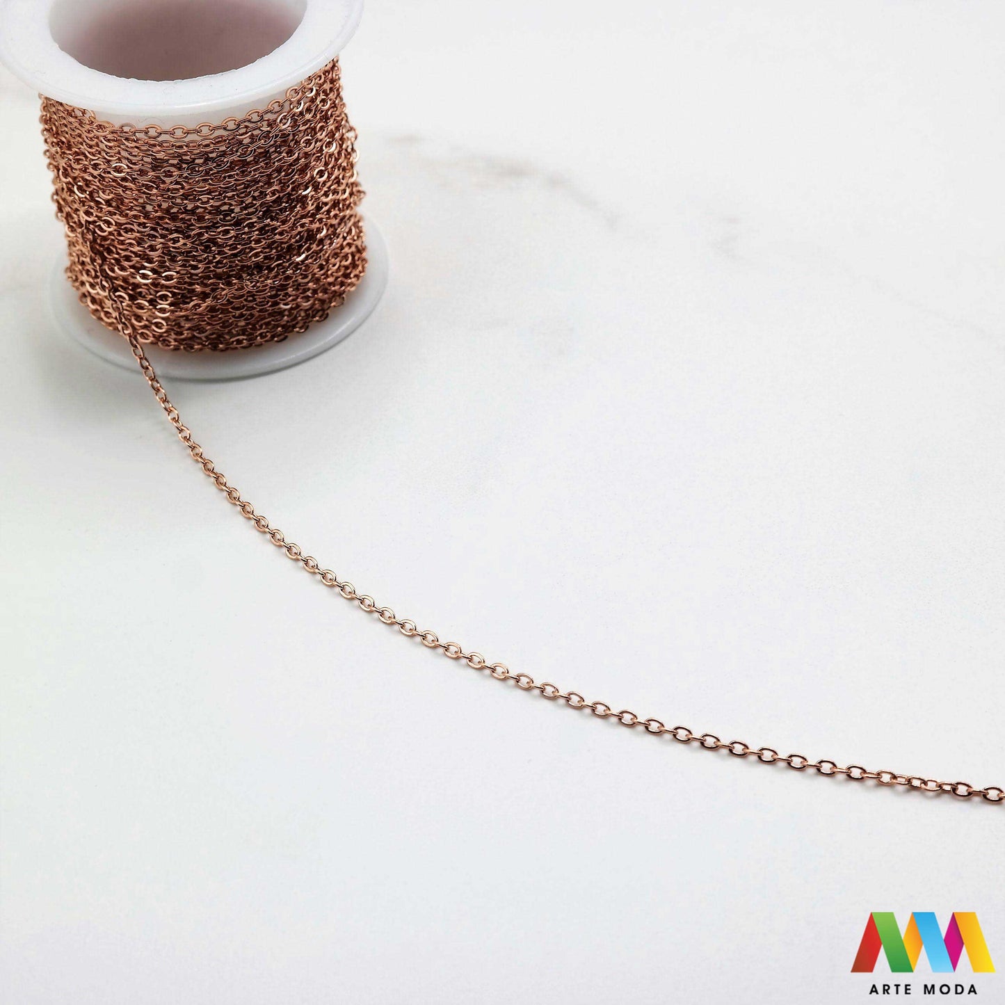 lanac lanci čelik repromaterijal čelični ogrlice narukvice nehrđajući na metre metar kolutu boji nakit inox metru izrada nakita DIY obojeni hipoalergeni tanki bogatstvo boja i modela za vaše kreativne projekte! lanaca na kolutu fleksibilnost s lancima od visokokvalitetnog nehrđajućeg čelika klasičnih srebrnih tonova elegantne zlatne moderne rose gold ili živih boja modelima od tankih i delikatnih do robusnih i upečatljivihž potrebno da izradite unikatne ogrlice i narukvice arte moda repromaterijal