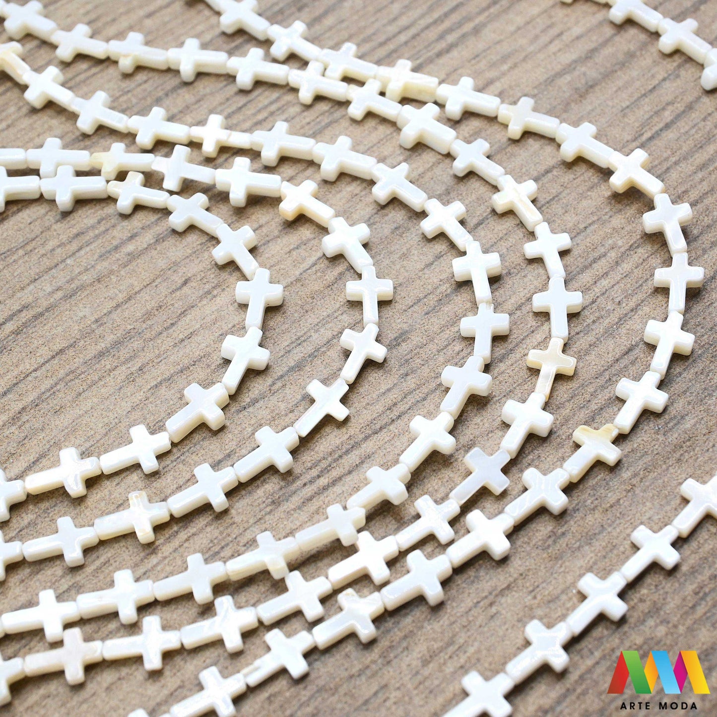 sedef školjka mekušac biser puž glavonožac kalcijev karbonat hitin poludrago kamenje repromaterijal poludragi kamen mineral Sedef je lako prepoznatljiva glatka tvar duginih boja koja tvori unutarnji sloj školjke određenih vrsta mekušaca i prekriva vanjski sloj bisera Sastoji se od kalcijevog karbonata kojeg izlučuju neki morski i slatkovodni mekušci te ga ova struktura čini otpornim na oštećenja dajući joj prepoznatljivi i jedinstveni sedefasti sjaj arte moda repromaterijal