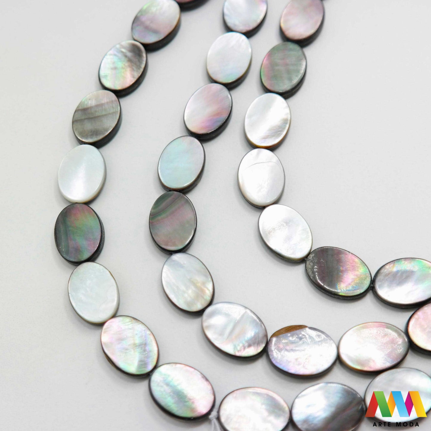 sedef školjka mekušac biser puž glavonožac kalcijev karbonat hitin poludrago kamenje repromaterijal poludragi kamen mineral Sedef je lako prepoznatljiva glatka tvar duginih boja koja tvori unutarnji sloj školjke određenih vrsta mekušaca i prekriva vanjski sloj bisera Sastoji se od kalcijevog karbonata kojeg izlučuju neki morski i slatkovodni mekušci te ga ova struktura čini otpornim na oštećenja dajući joj prepoznatljivi i jedinstveni sedefasti sjaj arte moda repromaterijal