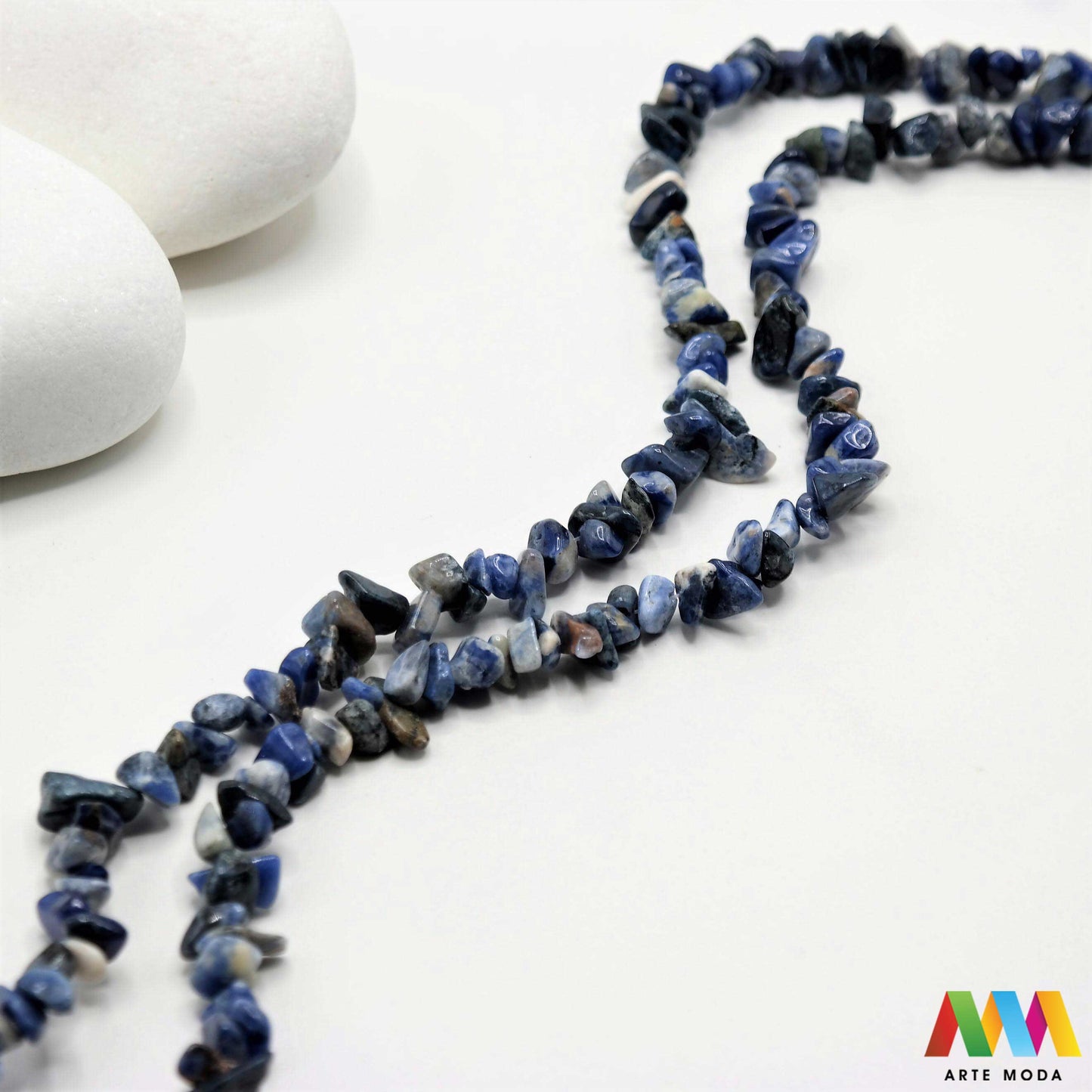 poludragi kamen čips kamenčići nakit diy ručni rad prirodni mineral kristal Sodalit Mali komadići prirodnog kamena različitih boja i tekstura idealni za izradu nakita dekoracija i umjetničkih projekata U našoj ponudi pronaći ćete široki izbor čipsa od popularnih poludragih kamenja poput ahata tirkiza ametista i mnogih drugih