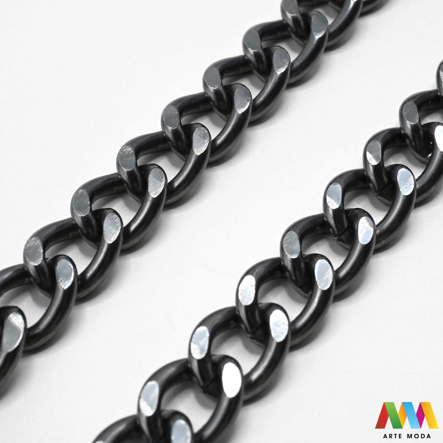 aluminijski lanac torbe ruksak nakit lagani izrada aluminij DIY materijal remen ogrlice narukvice karike ručke pribor komponente ukrasni repromaterijal Želite lagan i trendi materijal Aluminijski lanci savršeni su za vaše projekte Idealni su za izradu laganih remena za torbe ili statement nakita ogrlice narukvice Lakši su od klasičnih metala ne opterećuju i dolaze u raznim bojama i debljinama Lako ih je rezati i oblikovati laganu eleganciju za svoj uradi sam nakit i modne dodatke arte moda repromaterijal